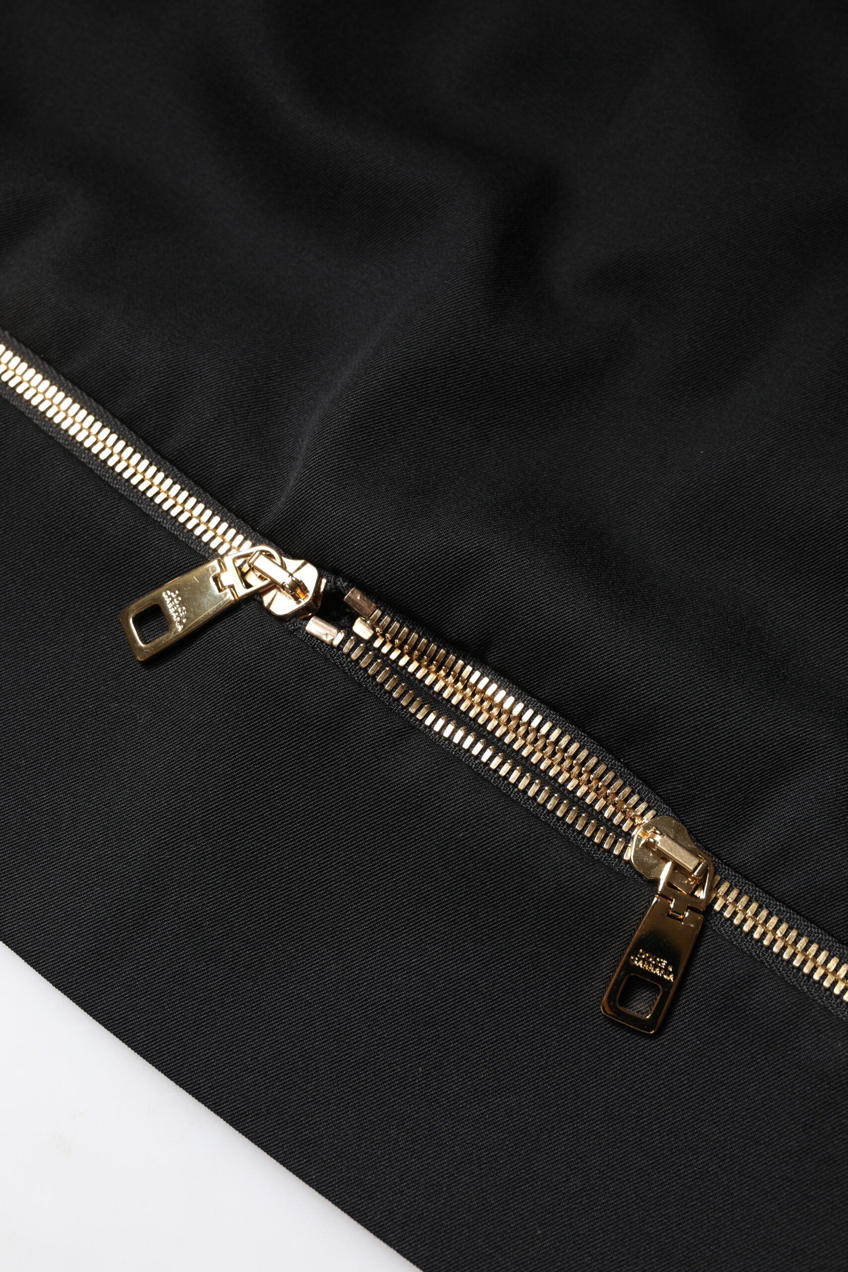 Schwarzer Minirock aus Schurwolle mit hoher Taille