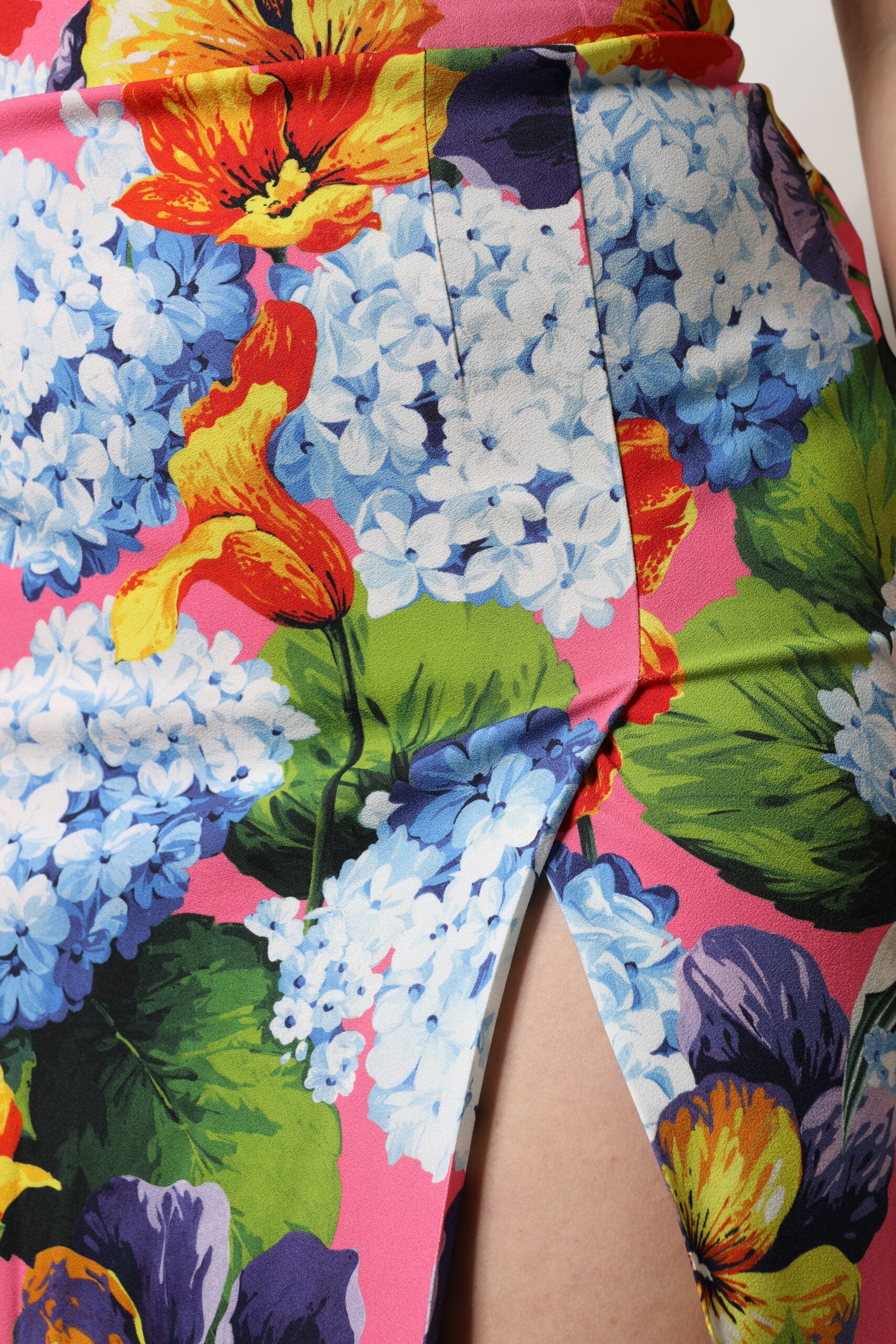 Mehrfarbiger Midirock mit Blumenmuster und hoher Taille