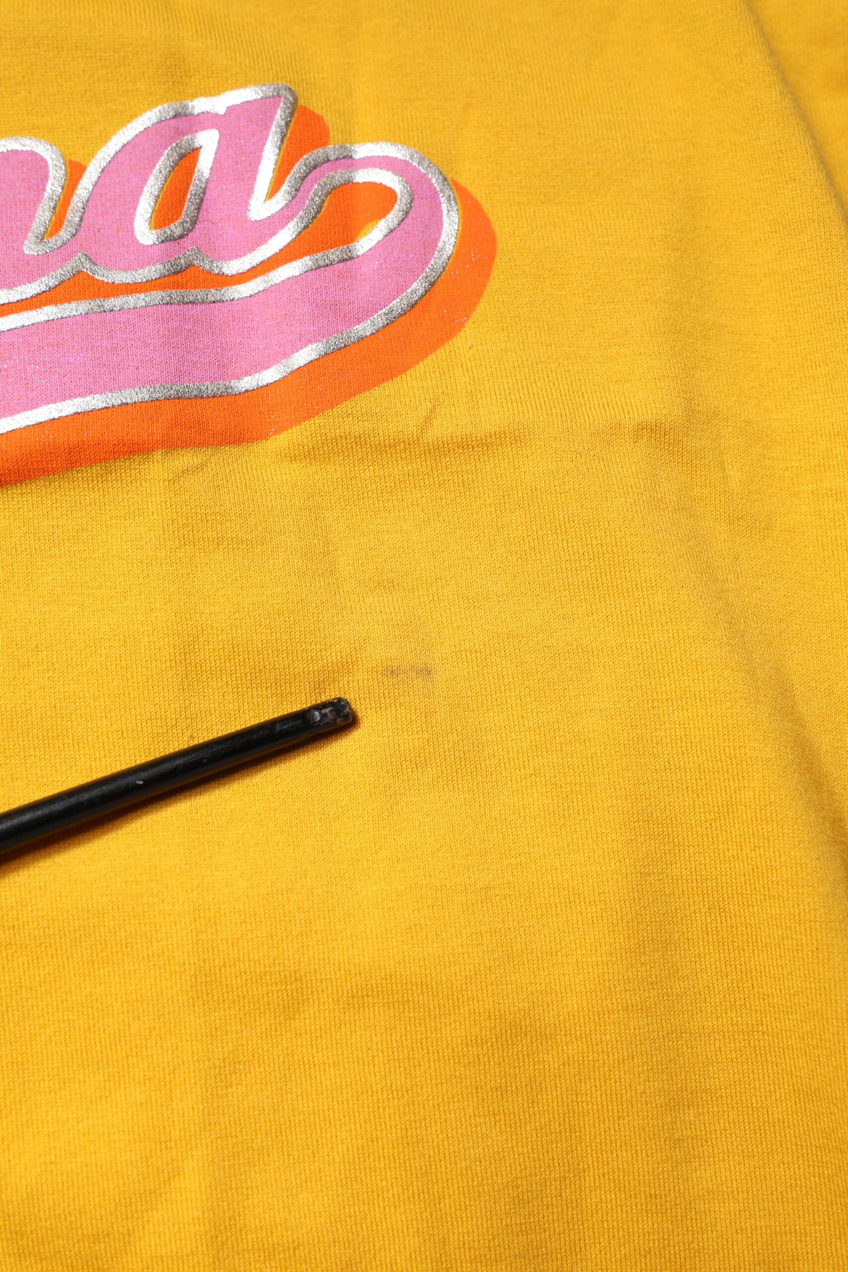 Gelbes bedrucktes Kurzarm-T-Shirt aus Baumwolle