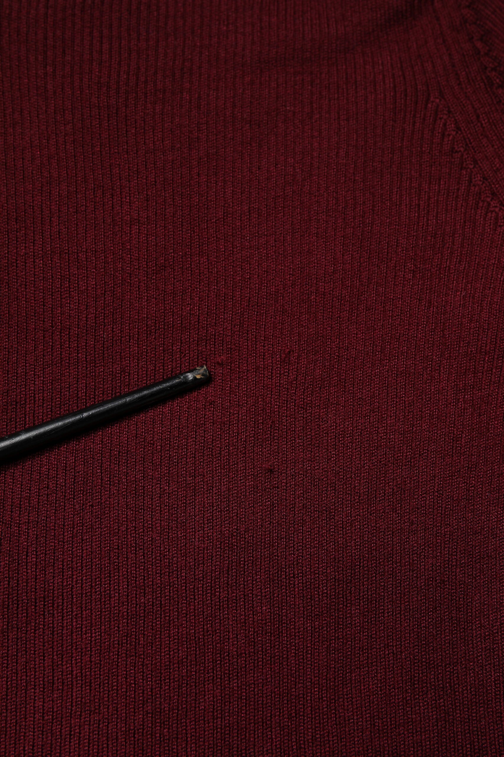 Burgunderroter, schmaler Pullover mit langen Ärmeln und Rollkragen