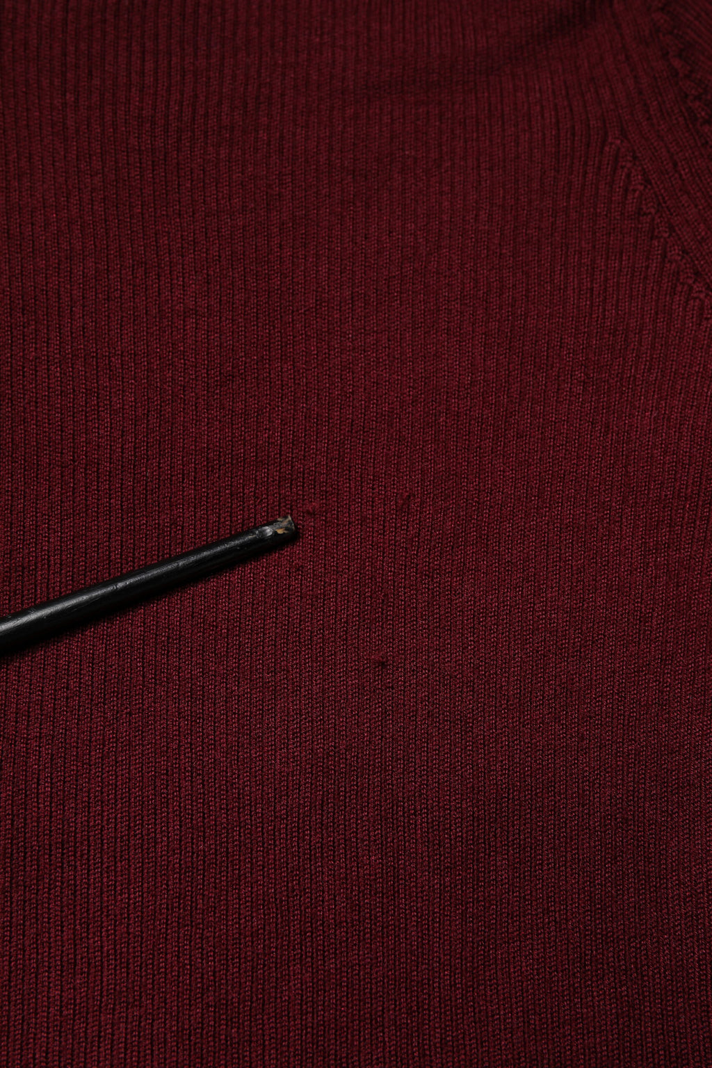 Burgunderroter, schmaler Pullover mit langen Ärmeln und Rollkragen