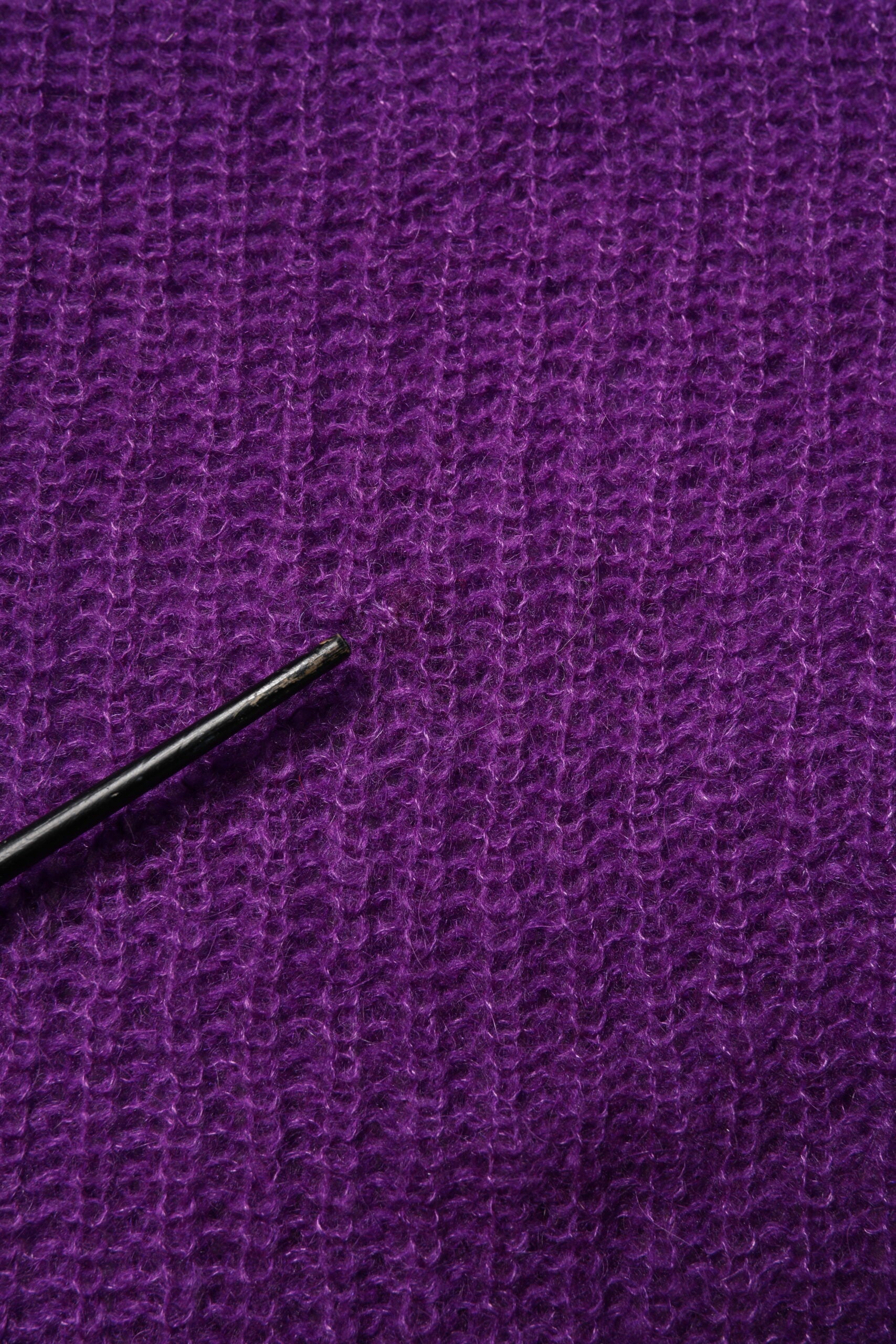 Violetter Strickpullover mit langen Ärmeln und Rundhalsausschnitt