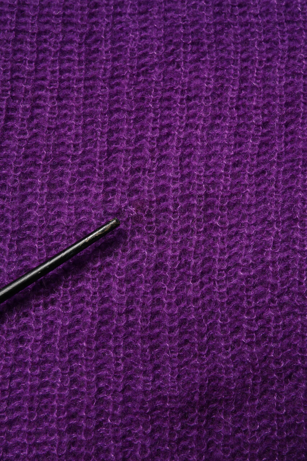 Violetter Strickpullover mit langen Ärmeln und Rundhalsausschnitt
