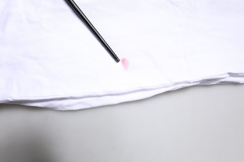 Weißes T-Shirt aus Baumwoll-Seiden-Mischgewebe mit Ascot-Kragen