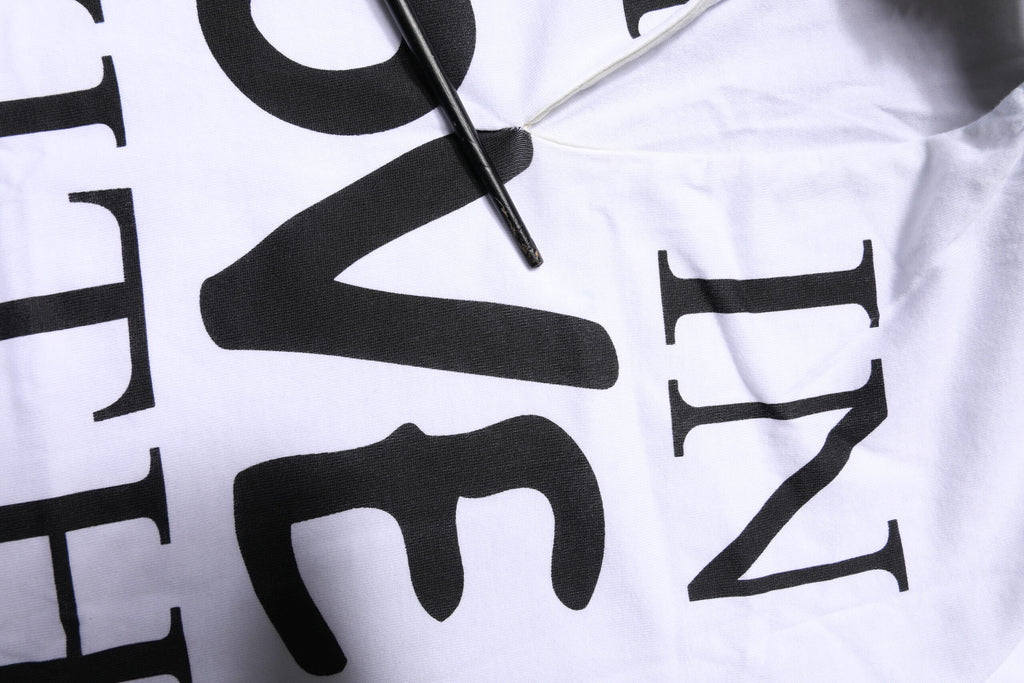 Weißes T-Shirt aus Baumwoll-Seiden-Mischgewebe mit Ascot-Kragen