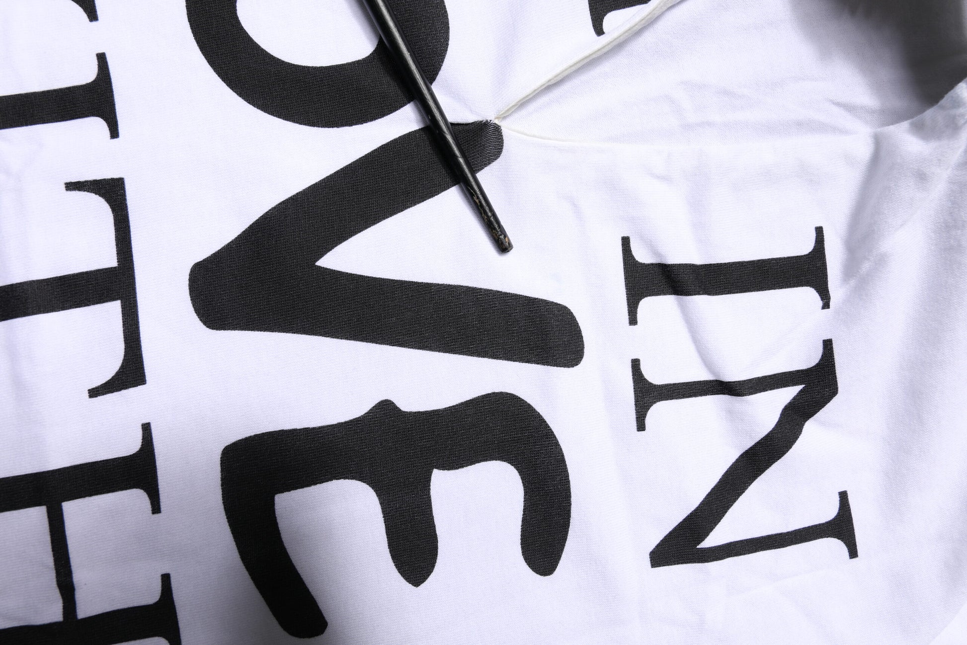 Weißes T-Shirt aus Baumwoll-Seiden-Mischgewebe mit Ascot-Kragen