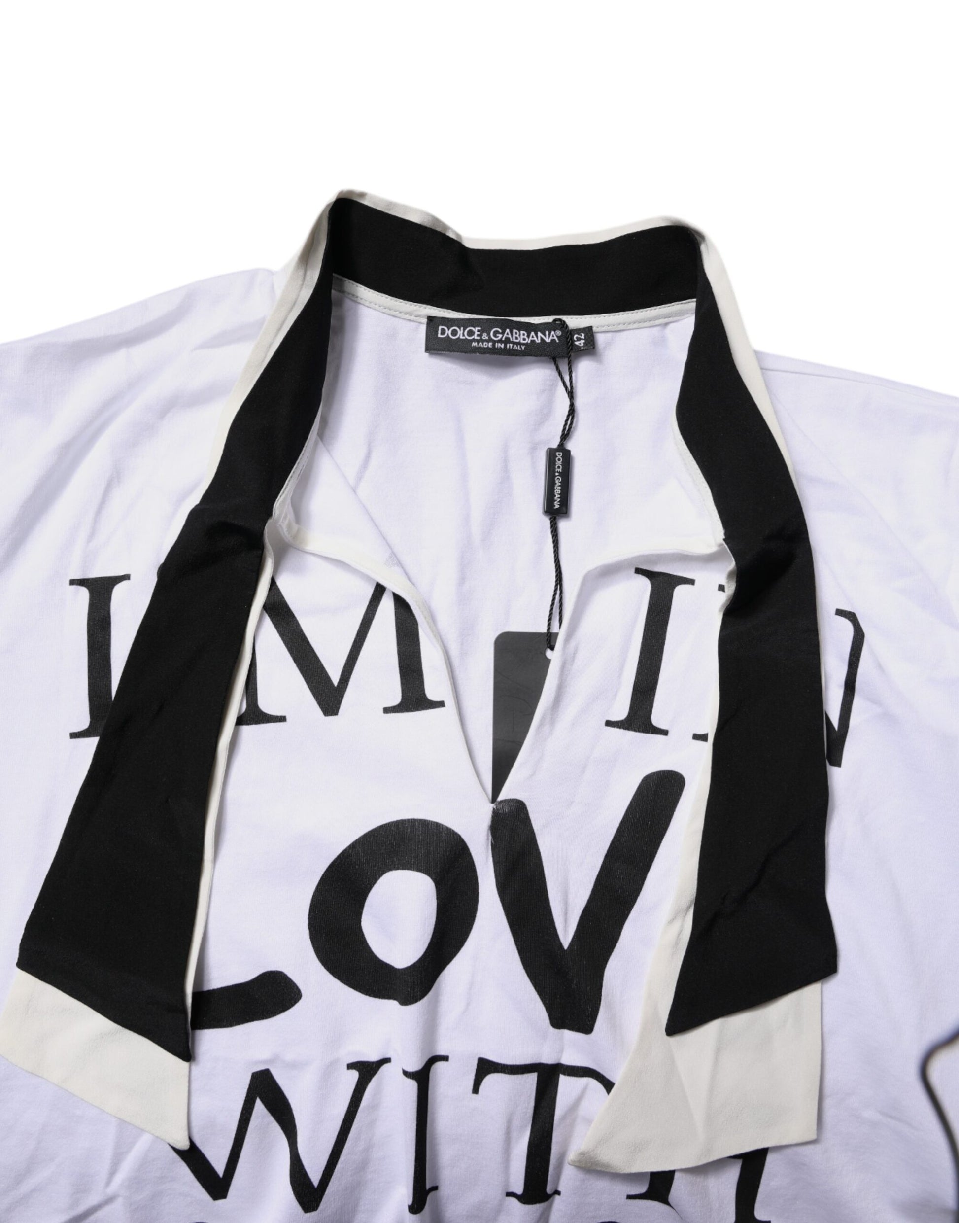 Weißes T-Shirt aus Baumwoll-Seiden-Mischgewebe mit Ascot-Kragen