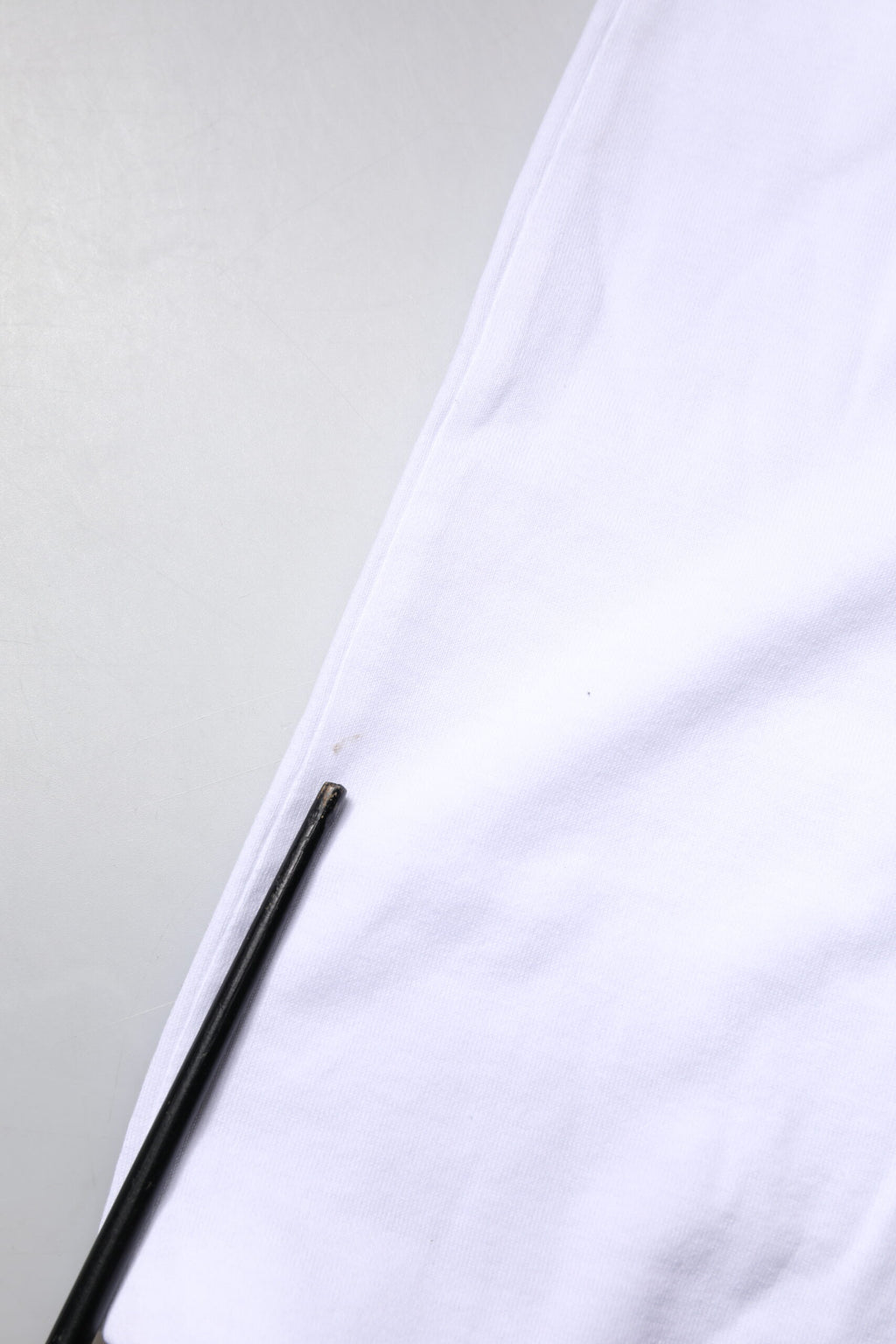 Weißes T-Shirt aus Baumwoll-Seiden-Mischgewebe mit Ascot-Kragen