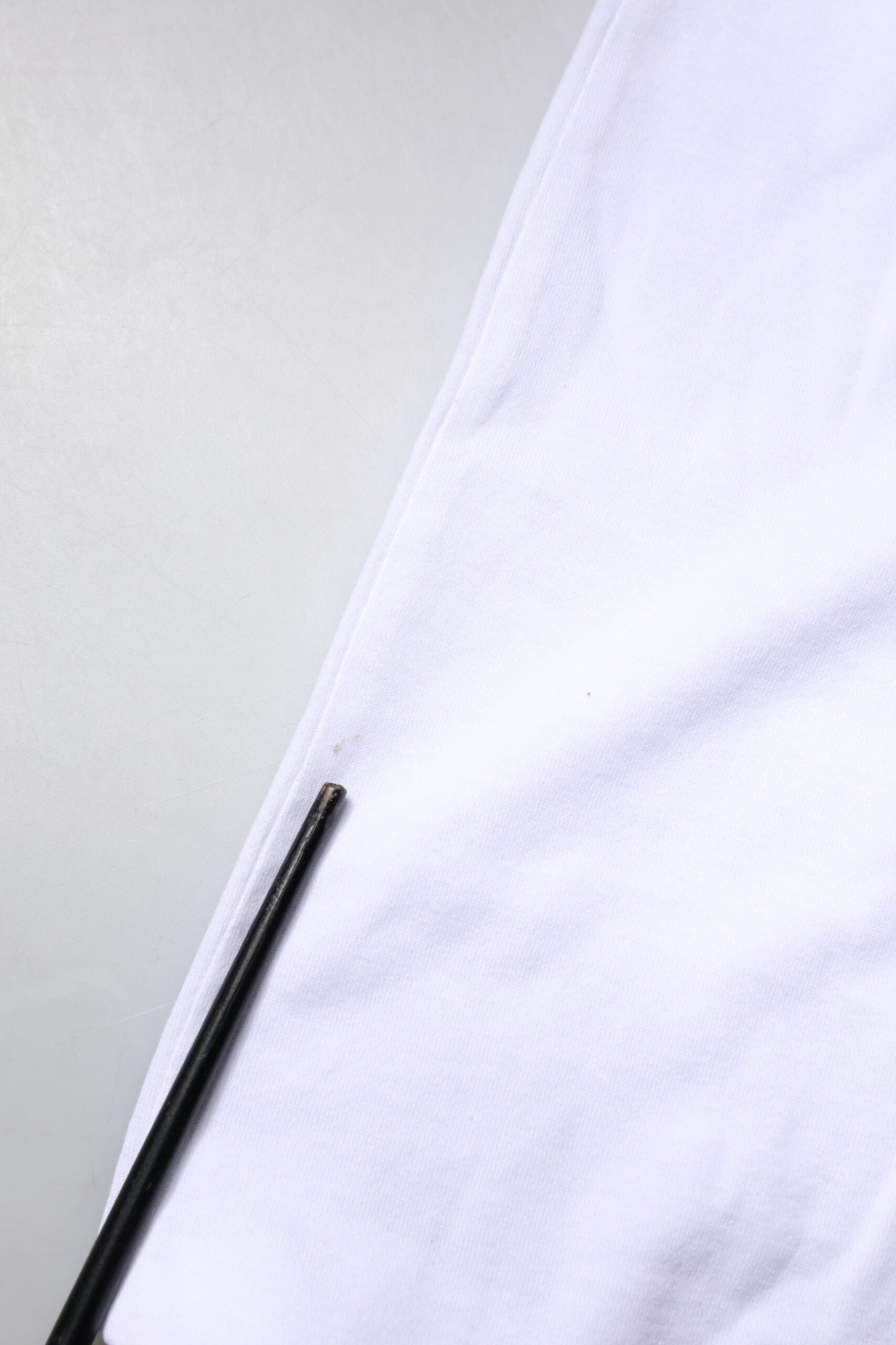 Weißes T-Shirt aus Baumwoll-Seiden-Mischgewebe mit Ascot-Kragen