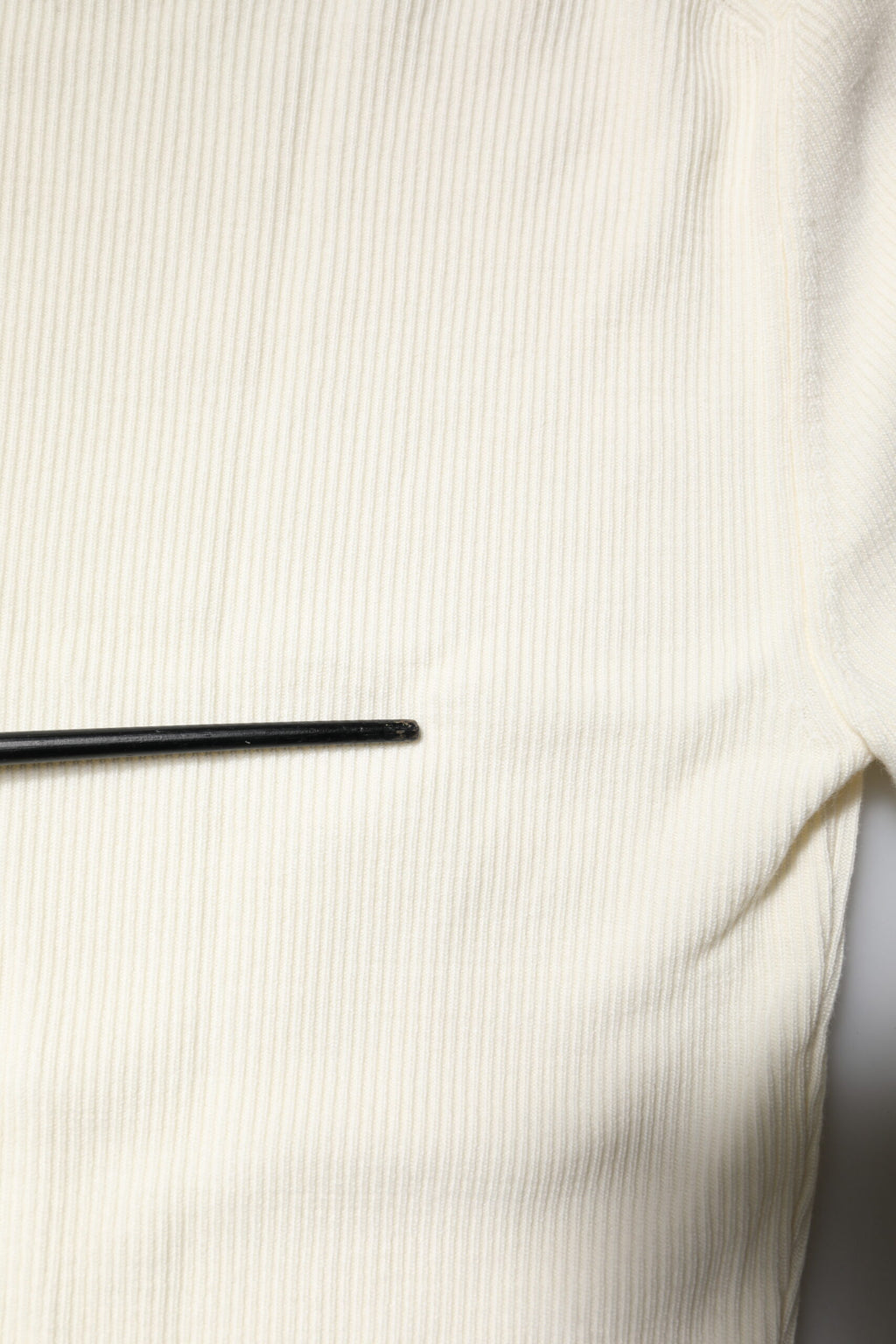 Cremefarbener, schmaler Pullover mit langen Ärmeln und Rollkragen