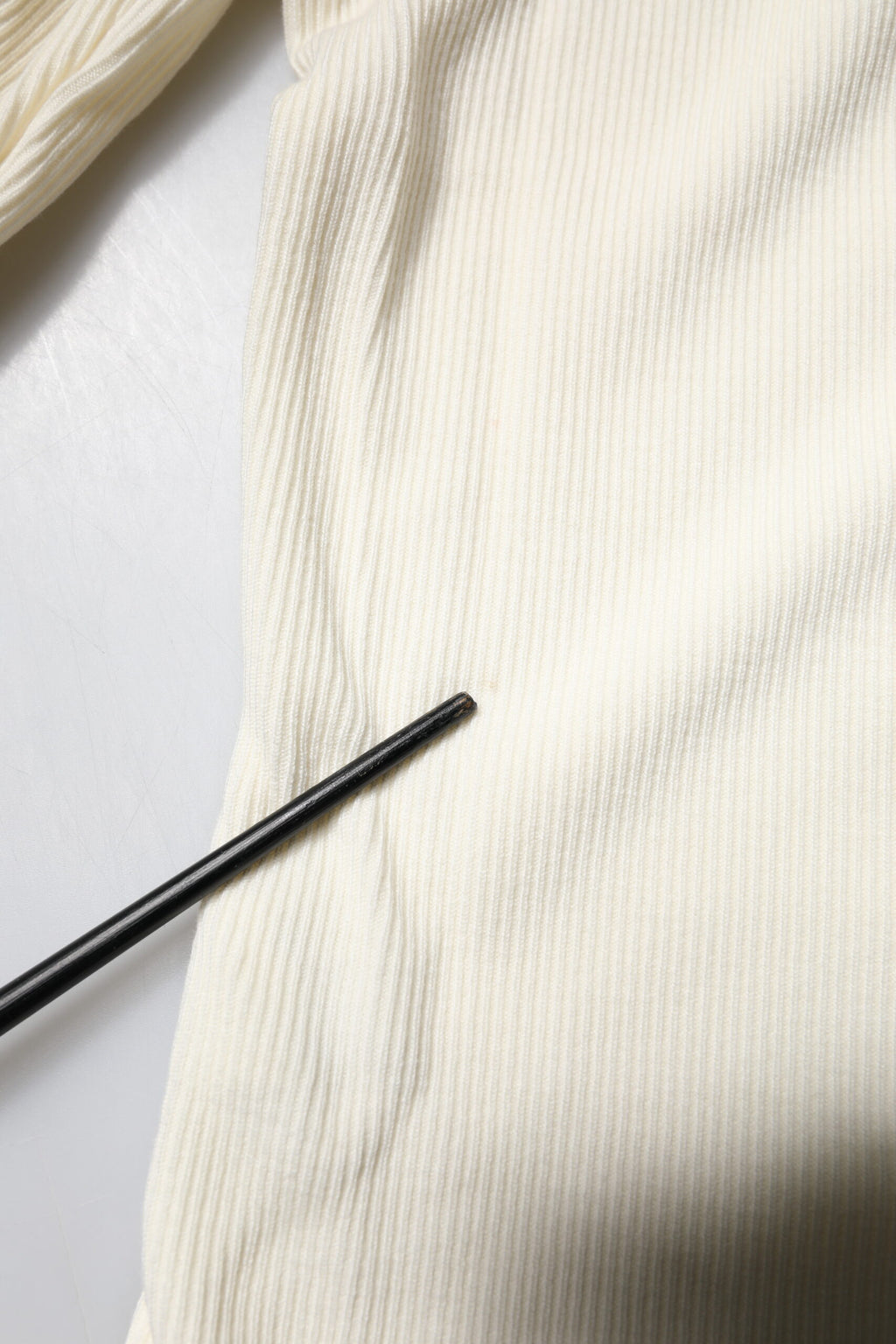 Cremefarbener, schmaler Pullover mit langen Ärmeln und Rollkragen