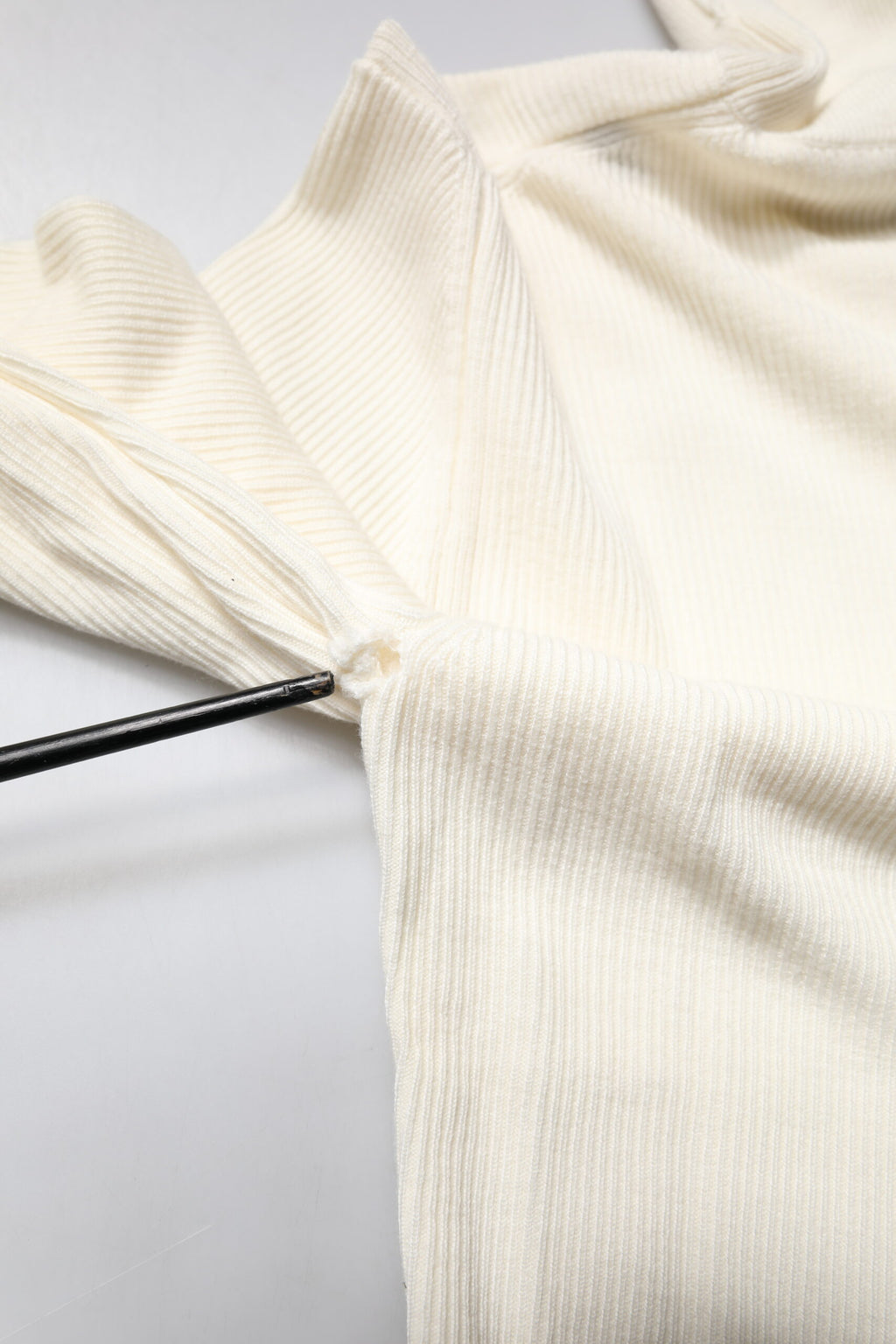 Cremefarbener, schmaler Pullover mit langen Ärmeln und Rollkragen