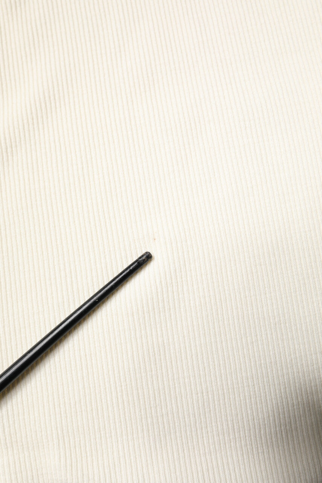 Cremefarbener, schmaler Pullover mit langen Ärmeln und Rollkragen