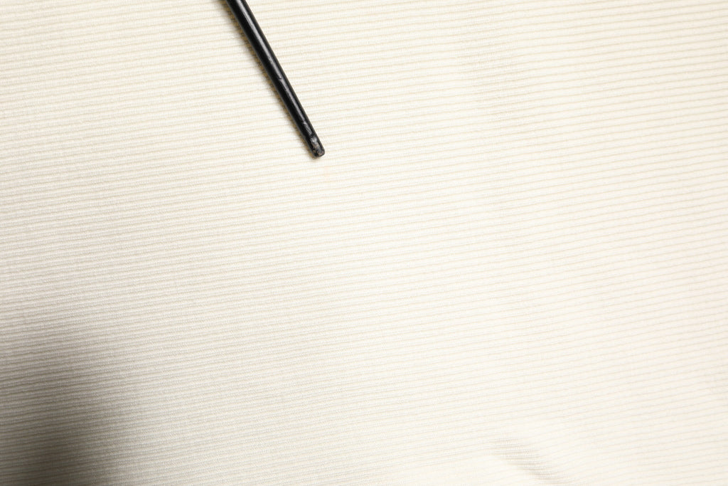 Cremefarbener, schmaler Pullover mit langen Ärmeln und Rollkragen