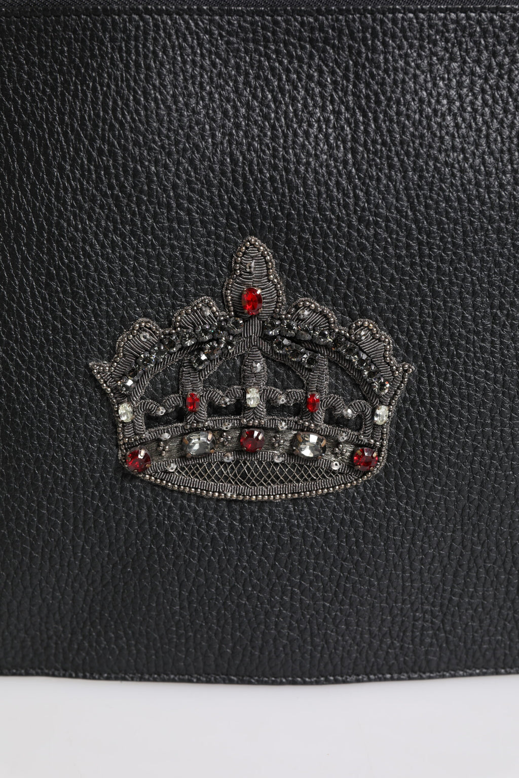 Schwarze Clutch aus Kalbsleder mit Kronenverzierung