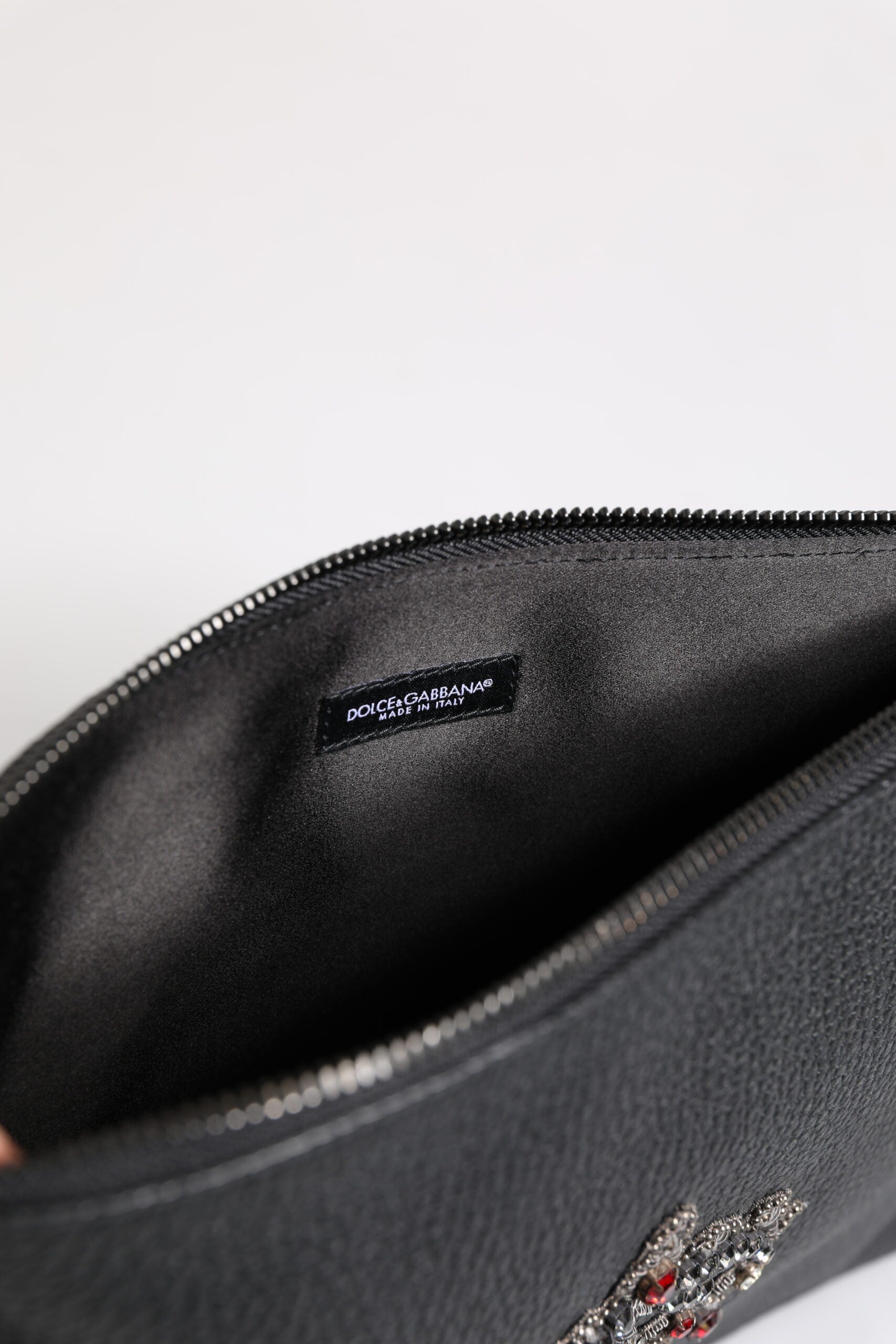 Schwarze Clutch aus Kalbsleder mit Kronenverzierung