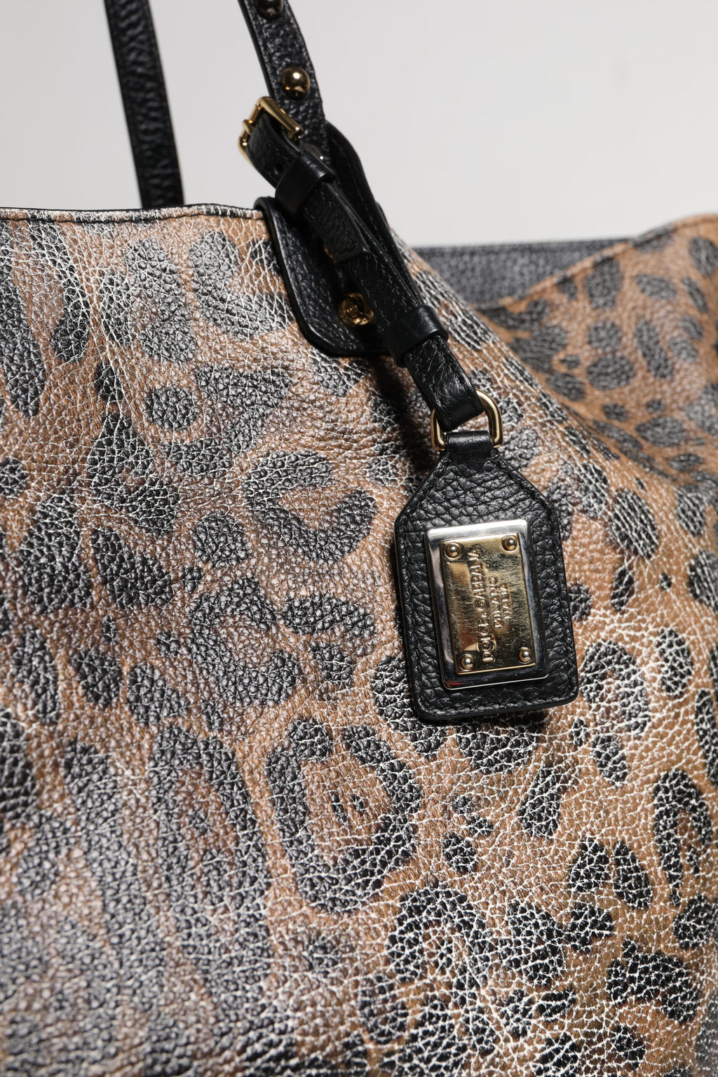 Braune Tragetasche aus Leder mit Logo-Schild „BEATRICE“ mit Leopardenmuster