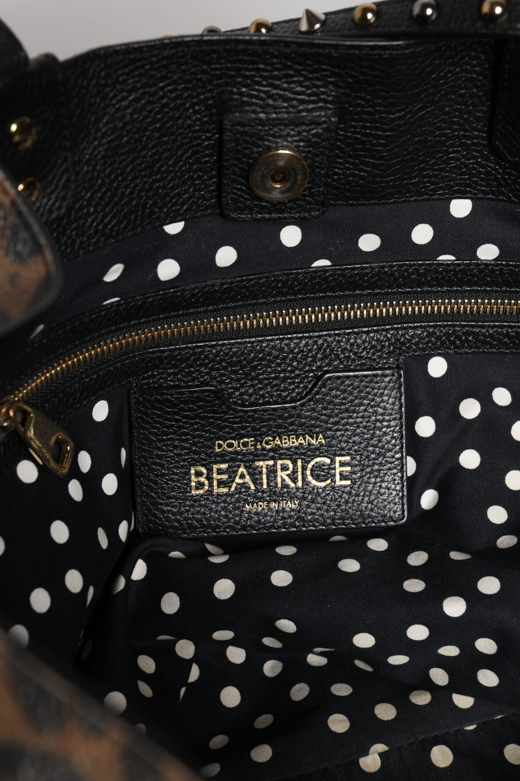 Braune Tragetasche aus Leder mit Logo-Schild „BEATRICE“ mit Leopardenmuster