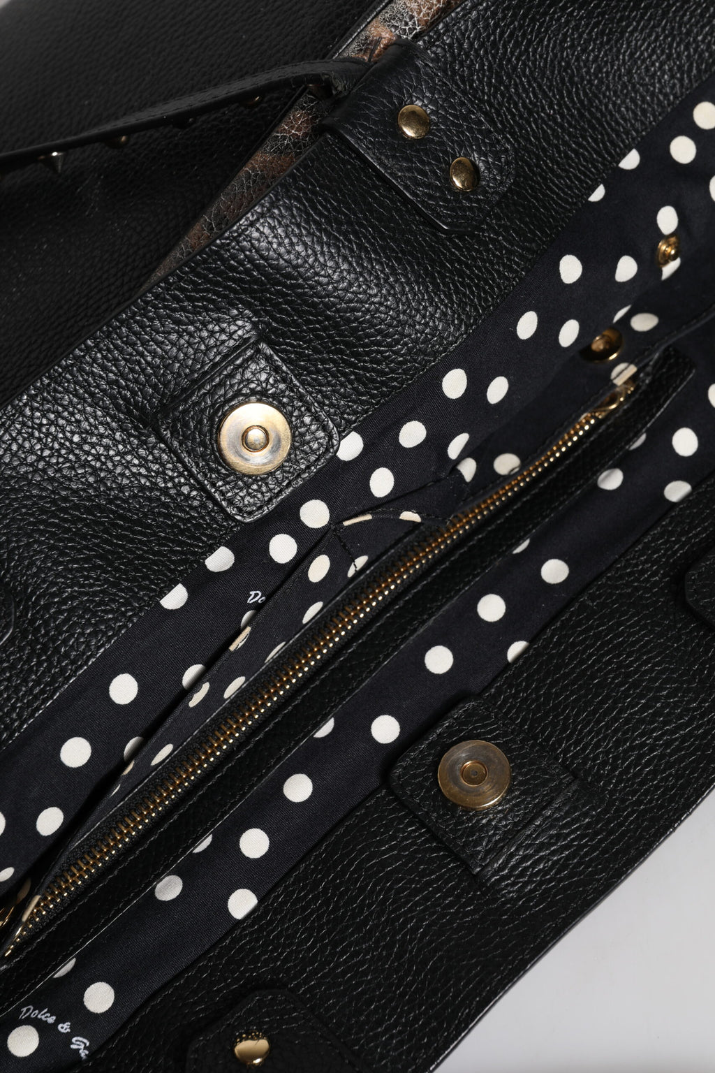 Braune Tragetasche aus Leder mit Logo-Schild „BEATRICE“ mit Leopardenmuster