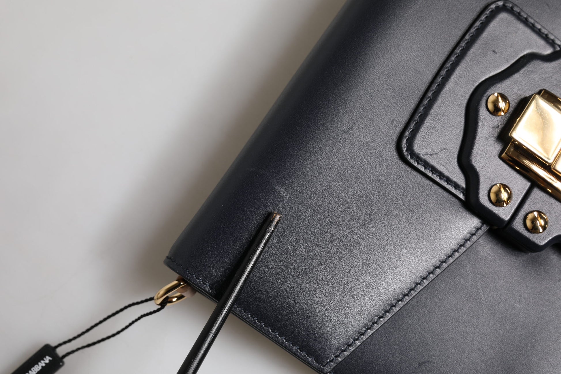 Schwarze Umhängetasche aus Leder mit Logo und Gold