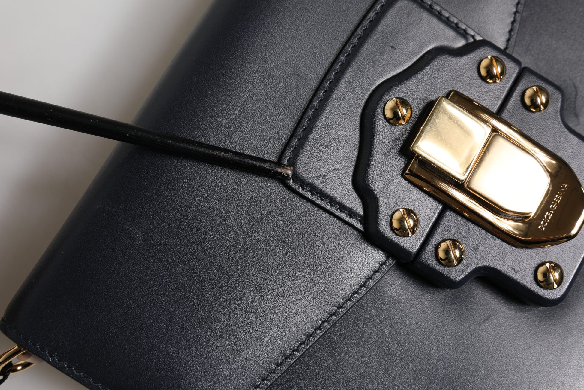 Schwarze Umhängetasche aus Leder mit Logo und Gold