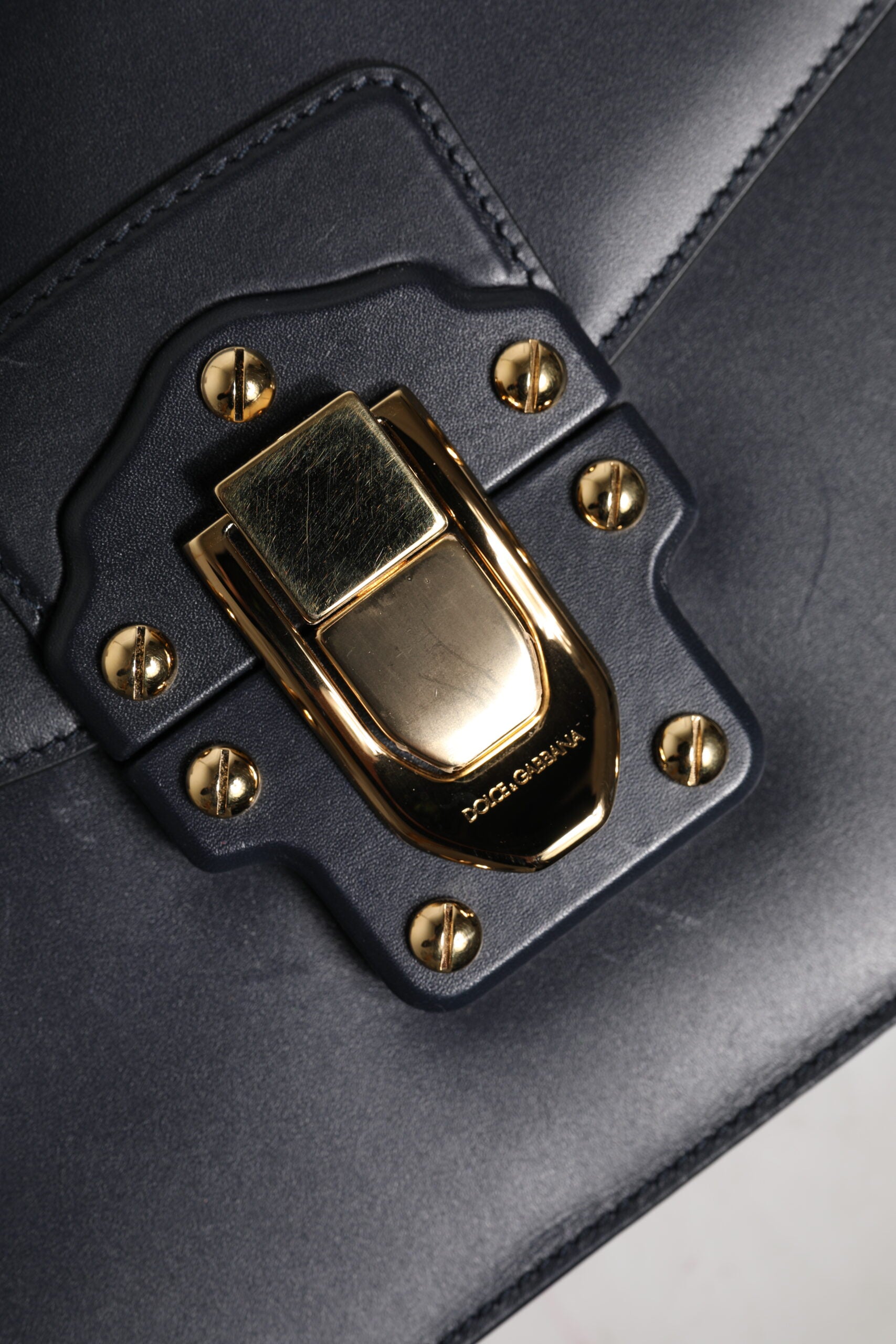 Schwarze Umhängetasche aus Leder mit Logo und Gold