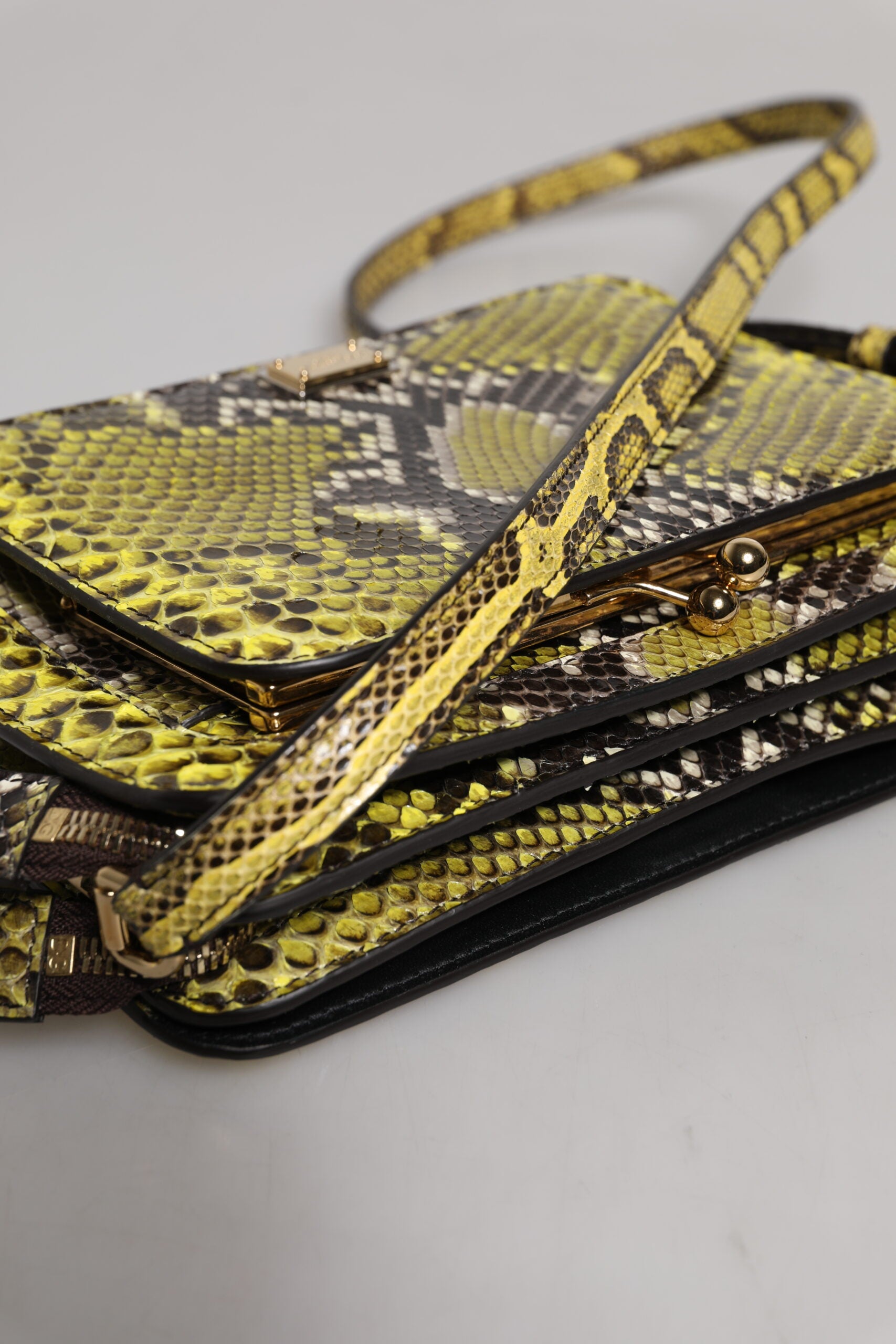 Grüne Umhängetasche aus exotischem Leder mit DG-Plakette