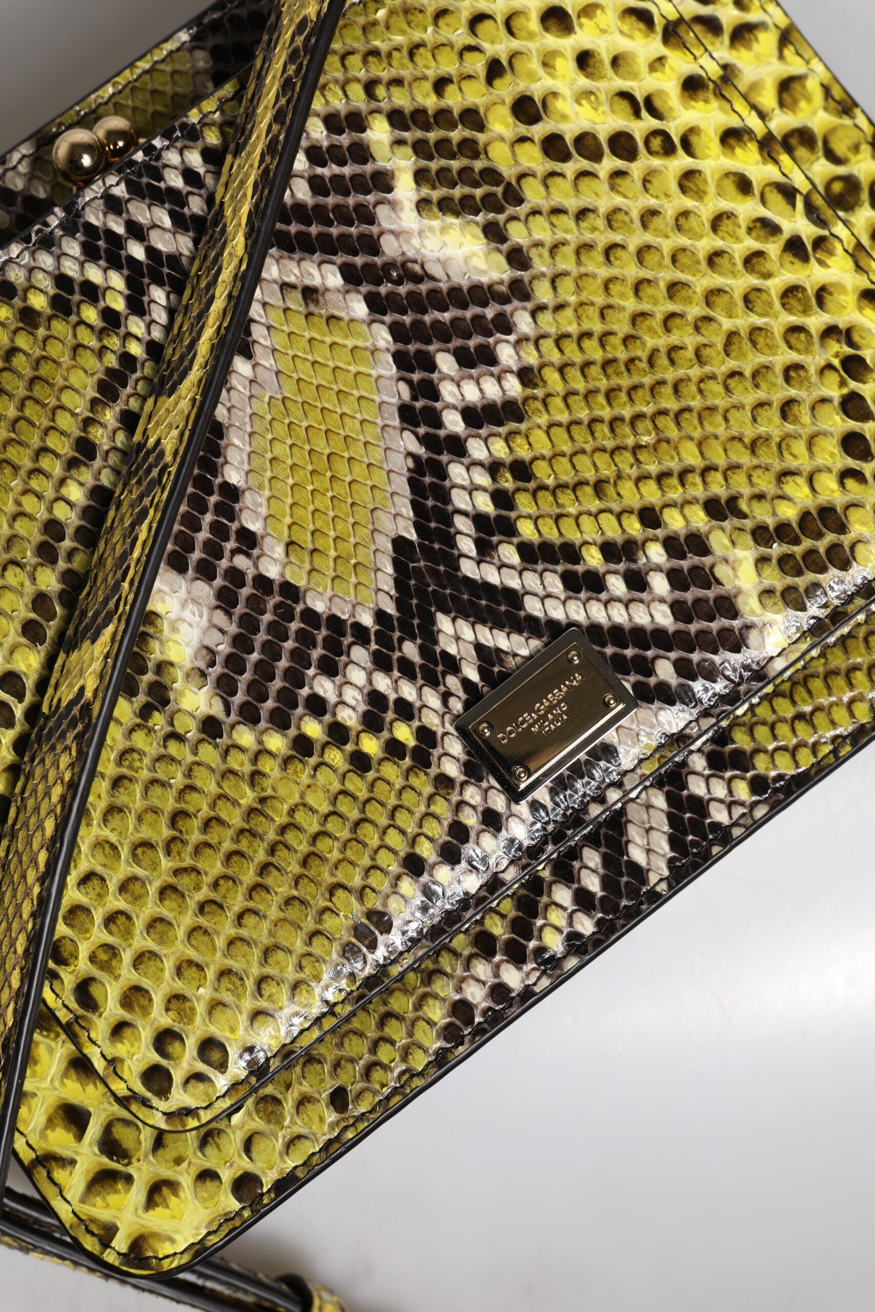 Grüne Umhängetasche aus exotischem Leder mit DG-Plakette