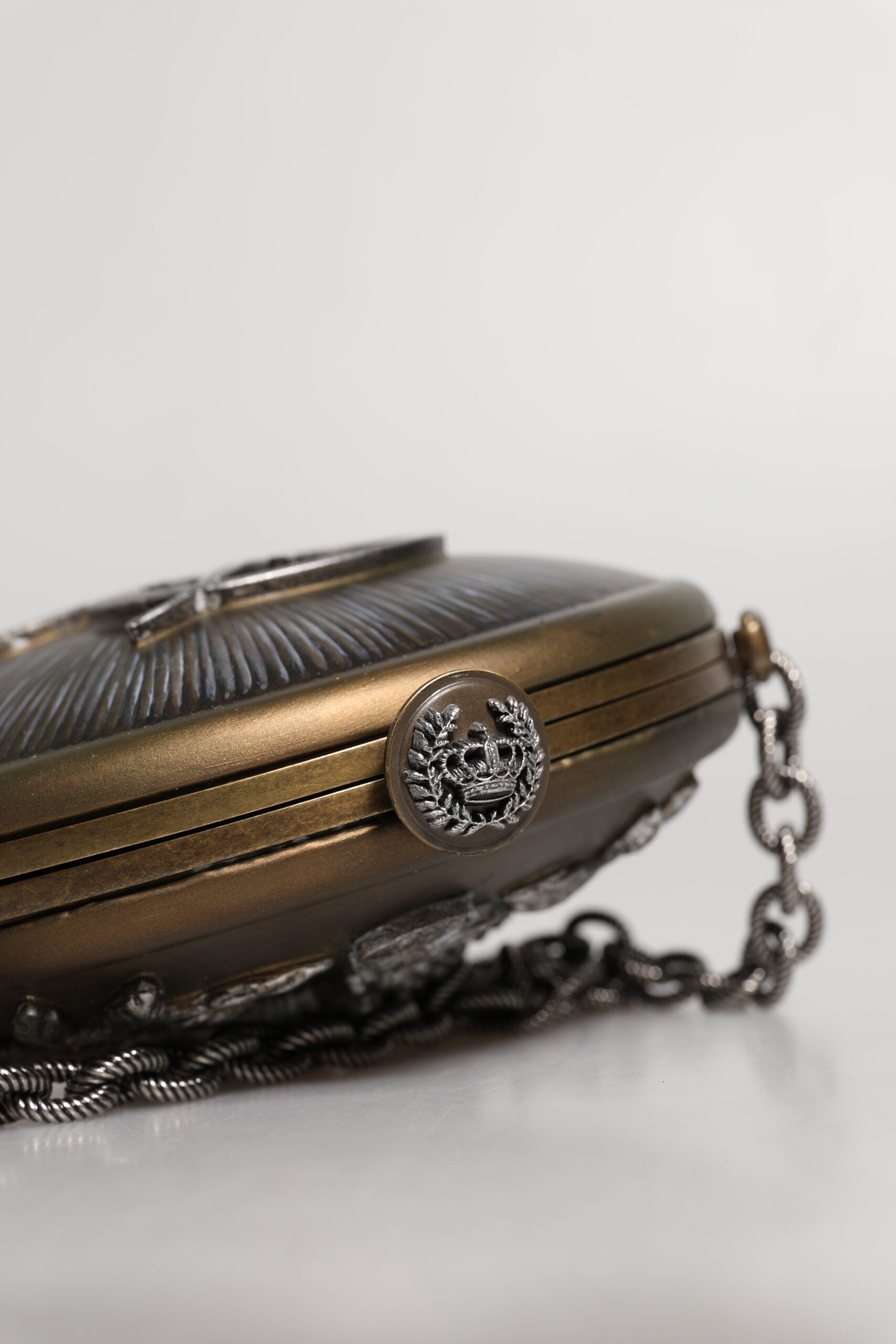 Clutch-Umhängetasche mit Krone aus goldfarbenem Messing und Metall