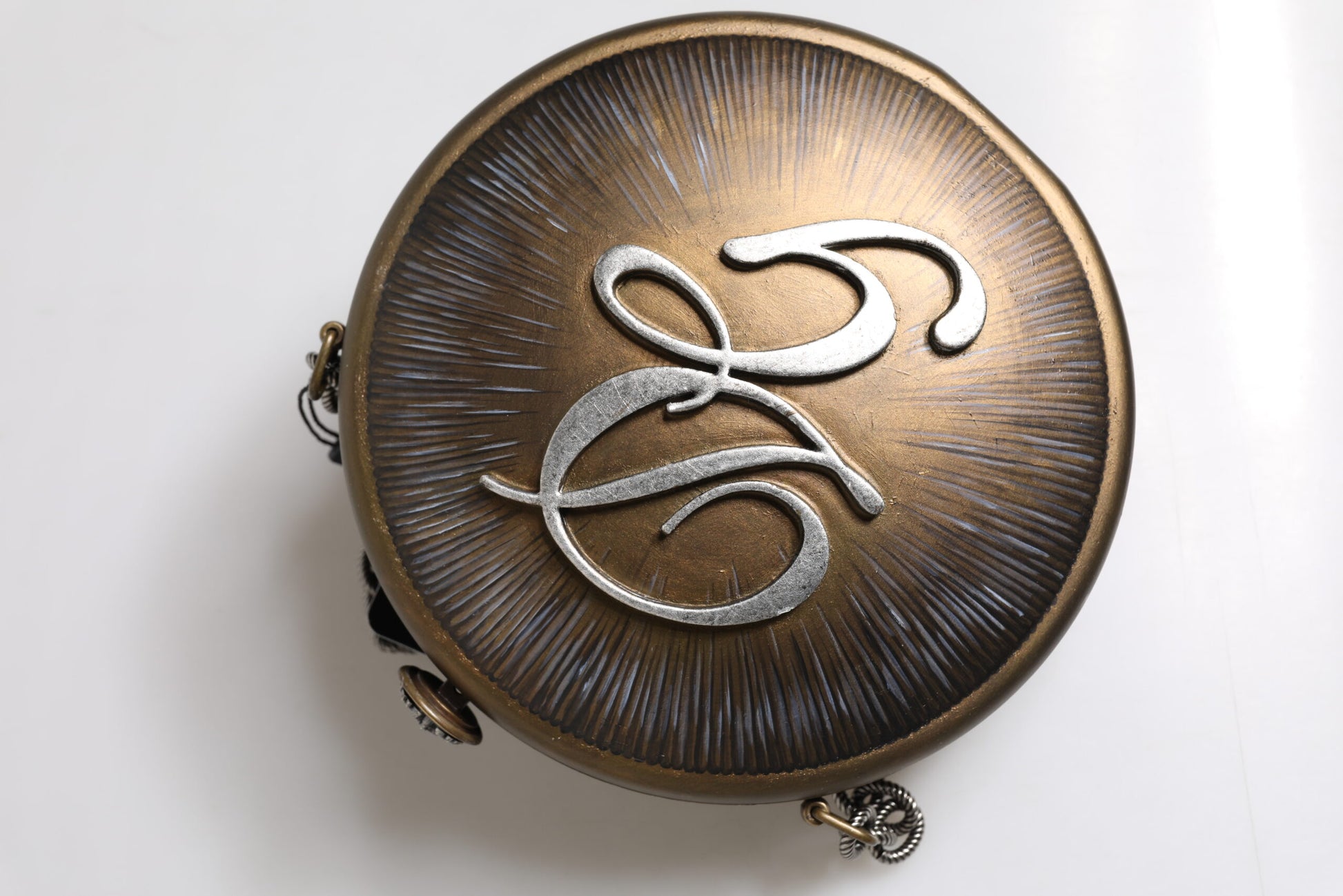 Clutch-Umhängetasche mit Krone aus goldfarbenem Messing und Metall