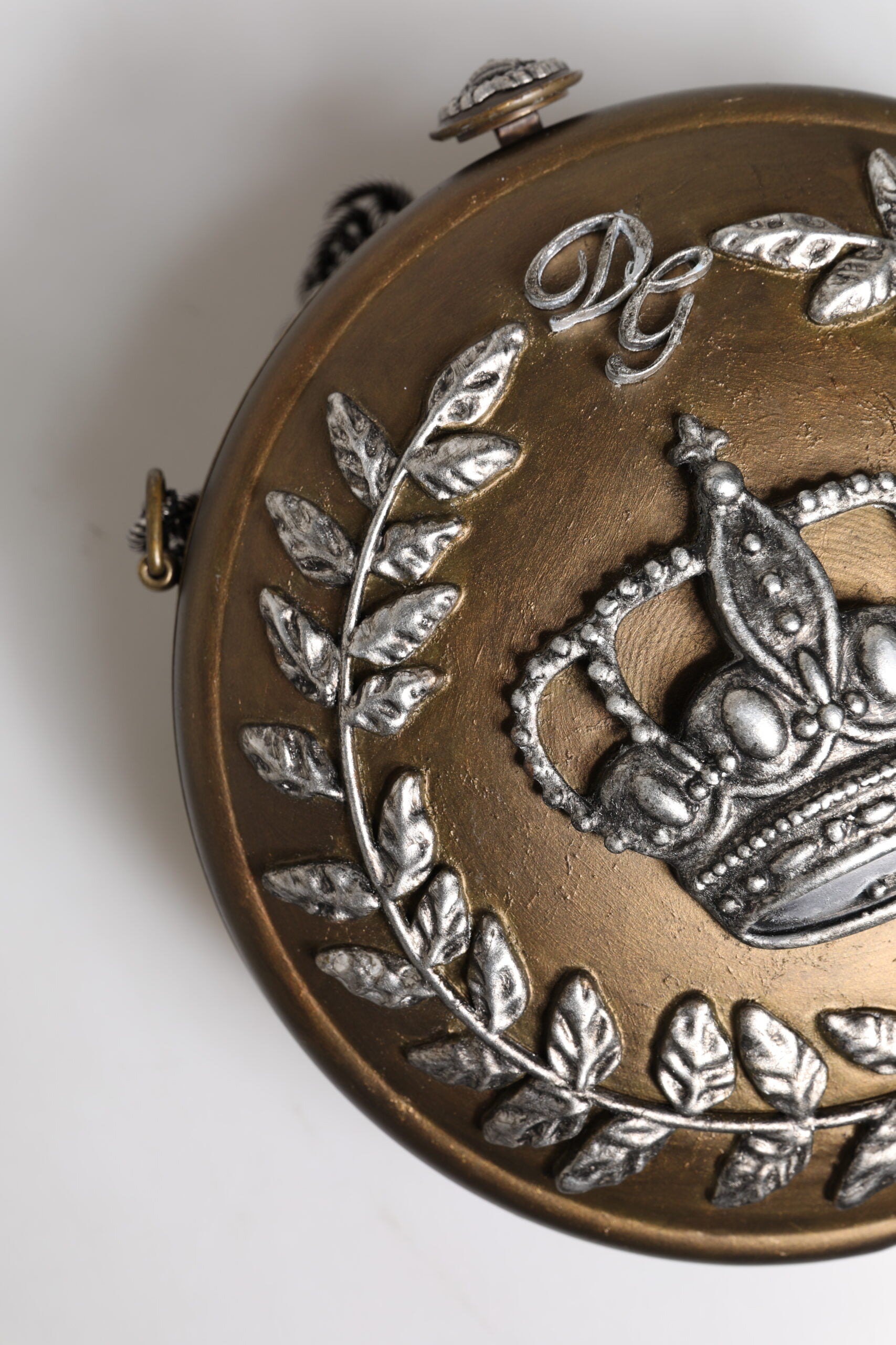 Clutch-Umhängetasche mit Krone aus goldfarbenem Messing und Metall