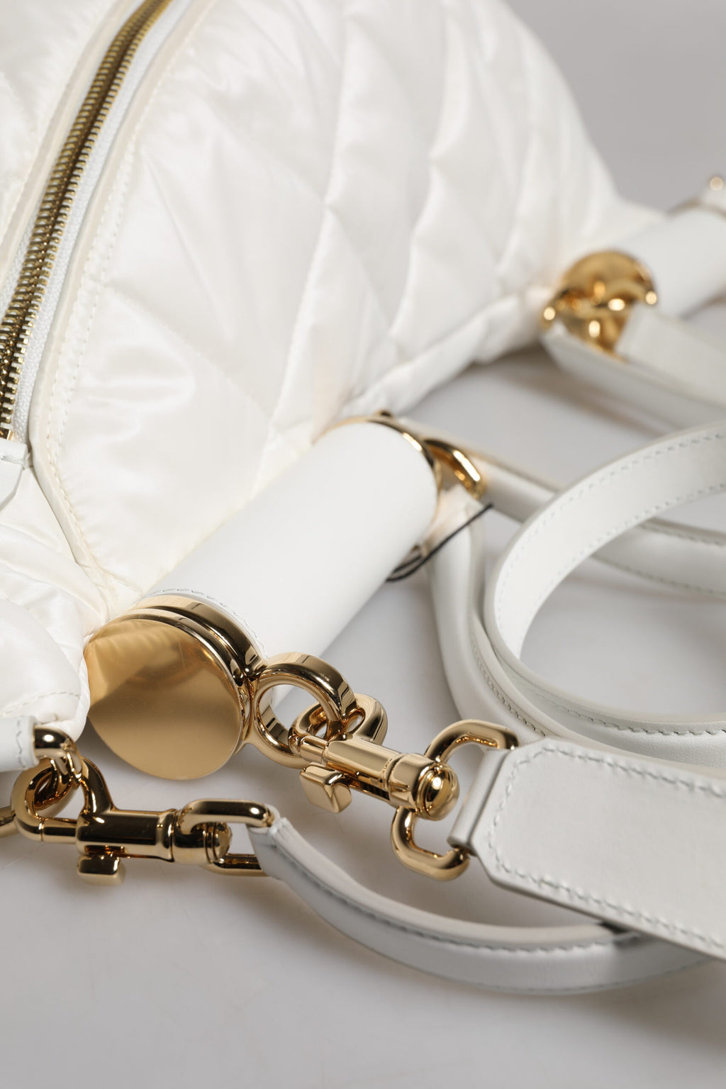 Weiße gesteppte Gürteltasche mit Logo-Plakette