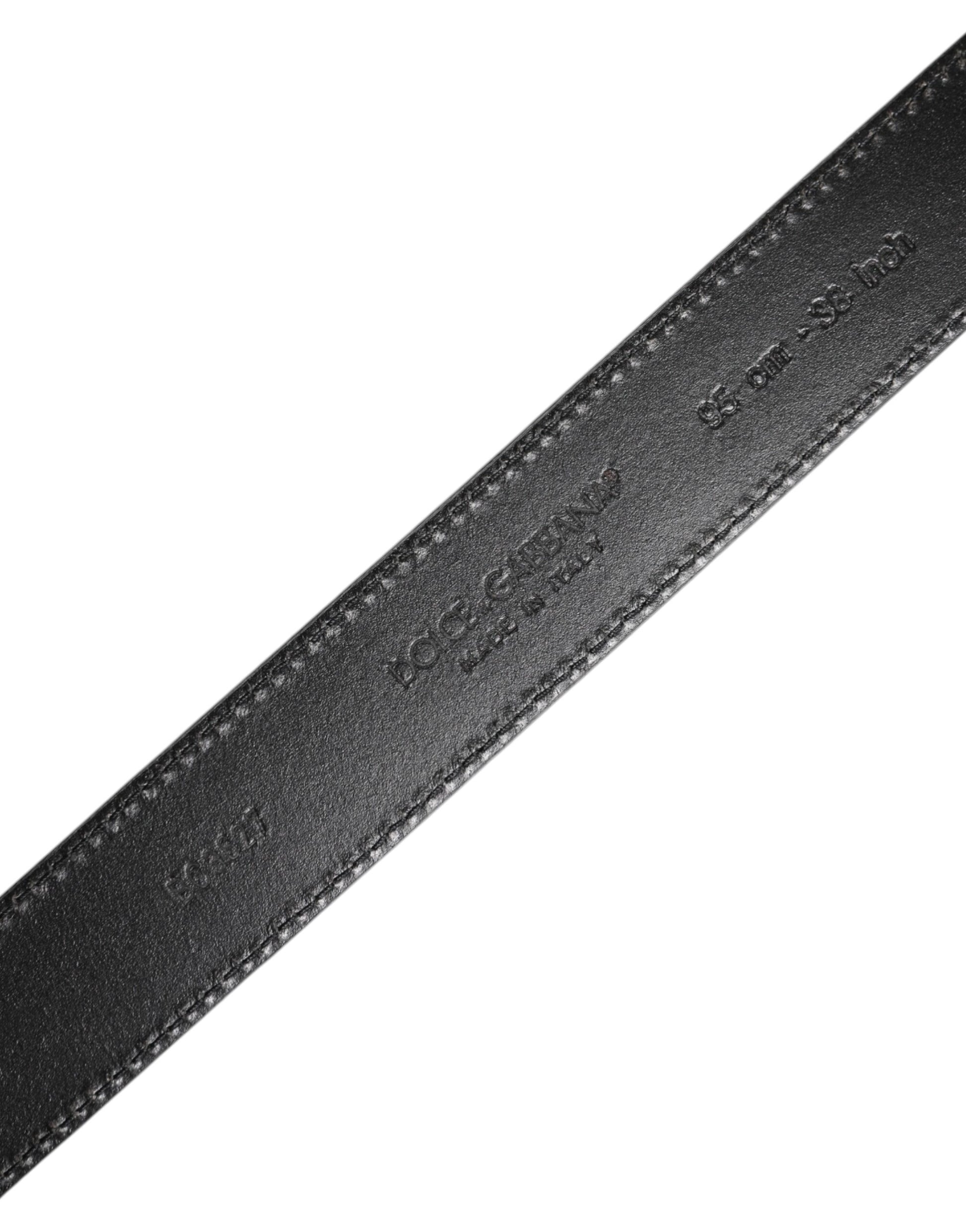 Schwarzer Ledergürtel mit silberner Metallschnalle