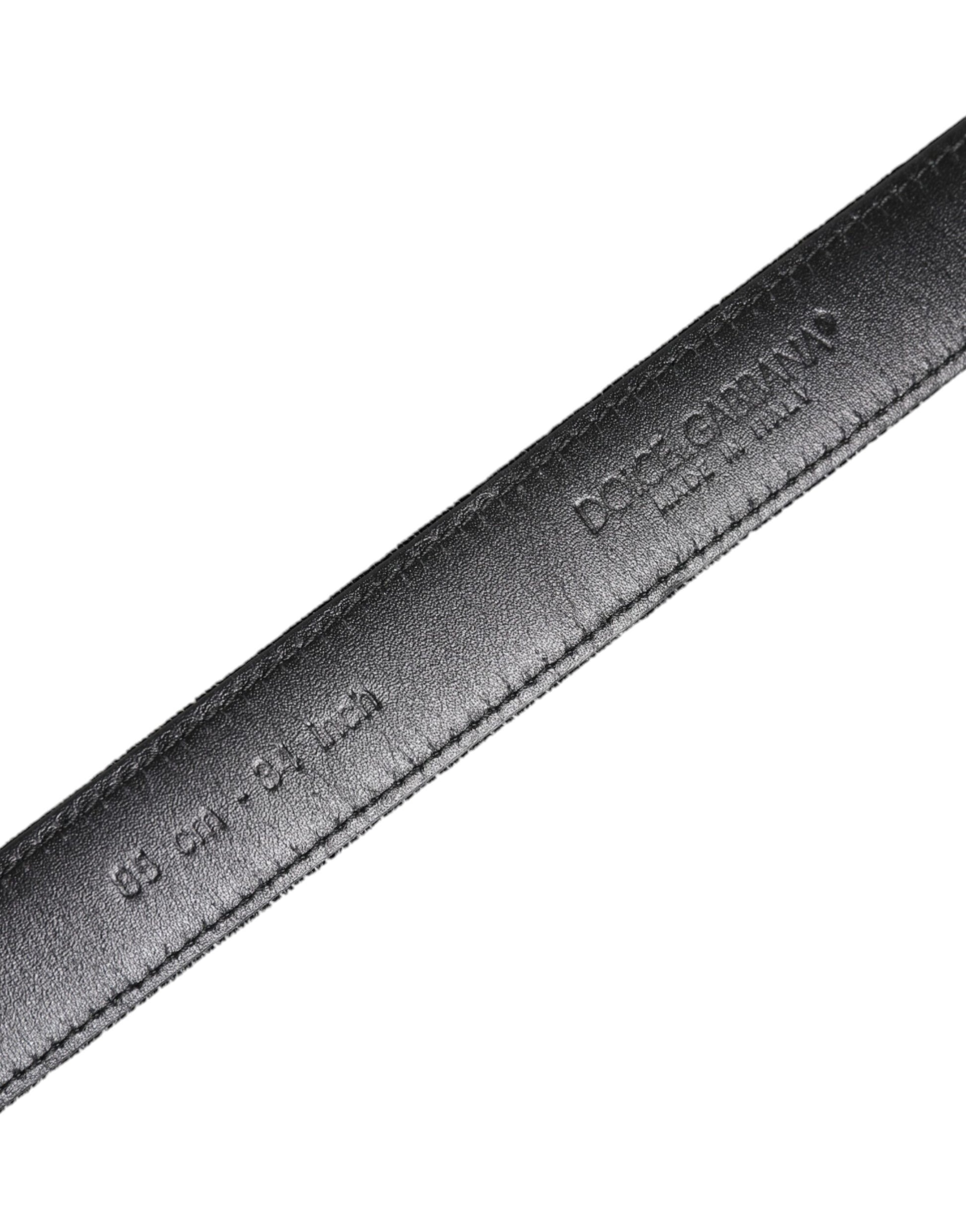 Schwarzer Ledergürtel mit Metallschnalle