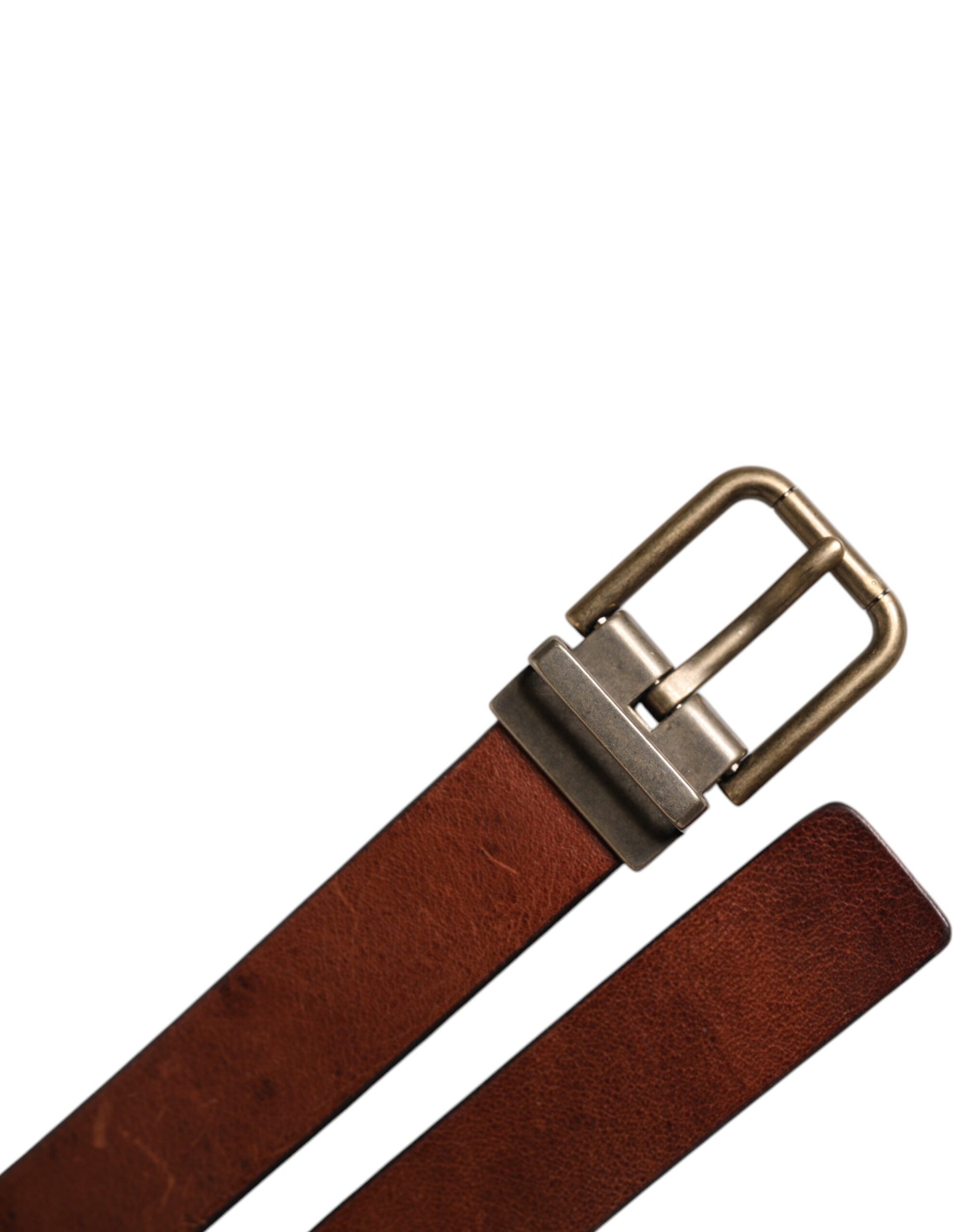 Brauner Ledergürtel mit Metallschnalle