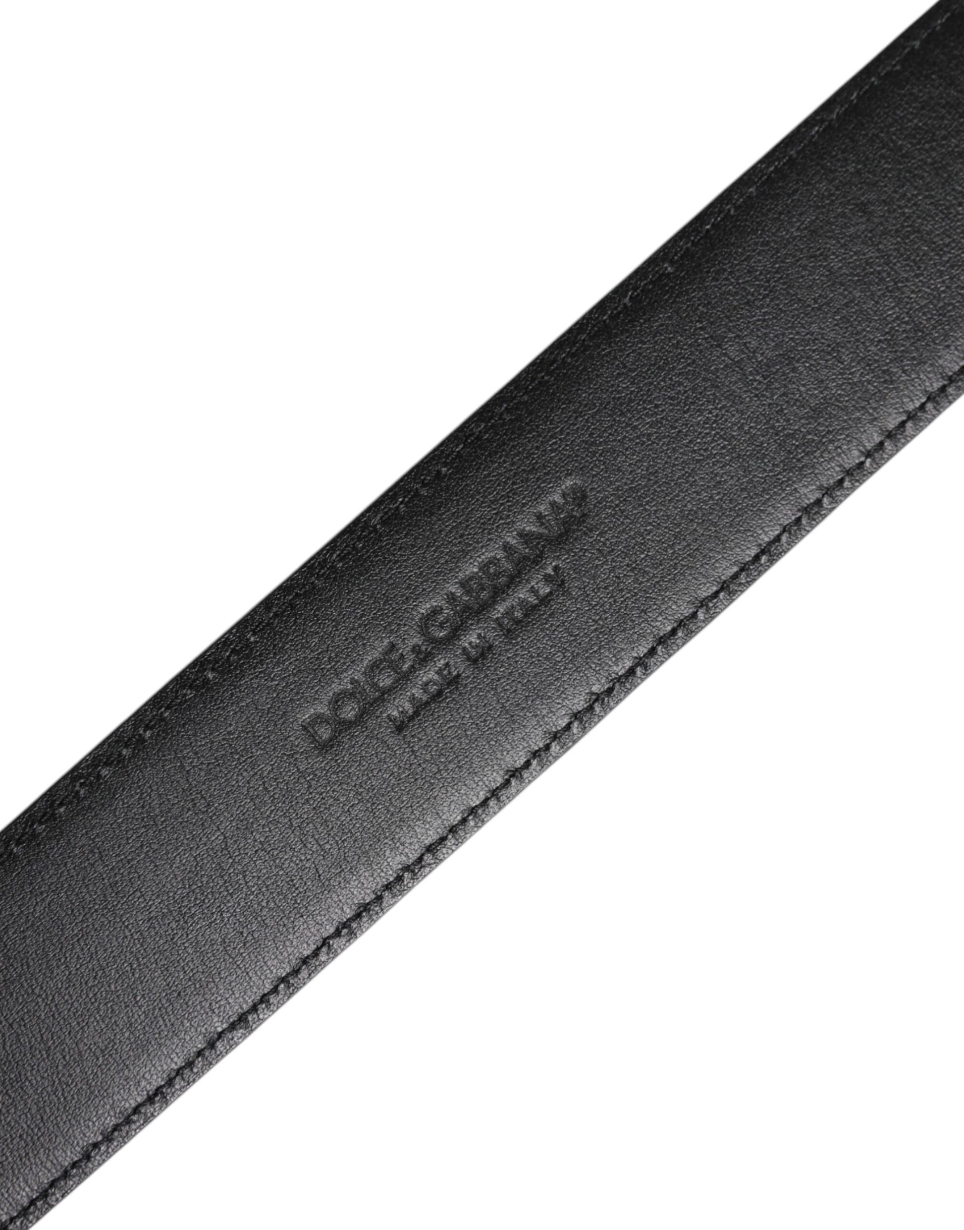 Schwarzer Ledergürtel mit Metallschnalle