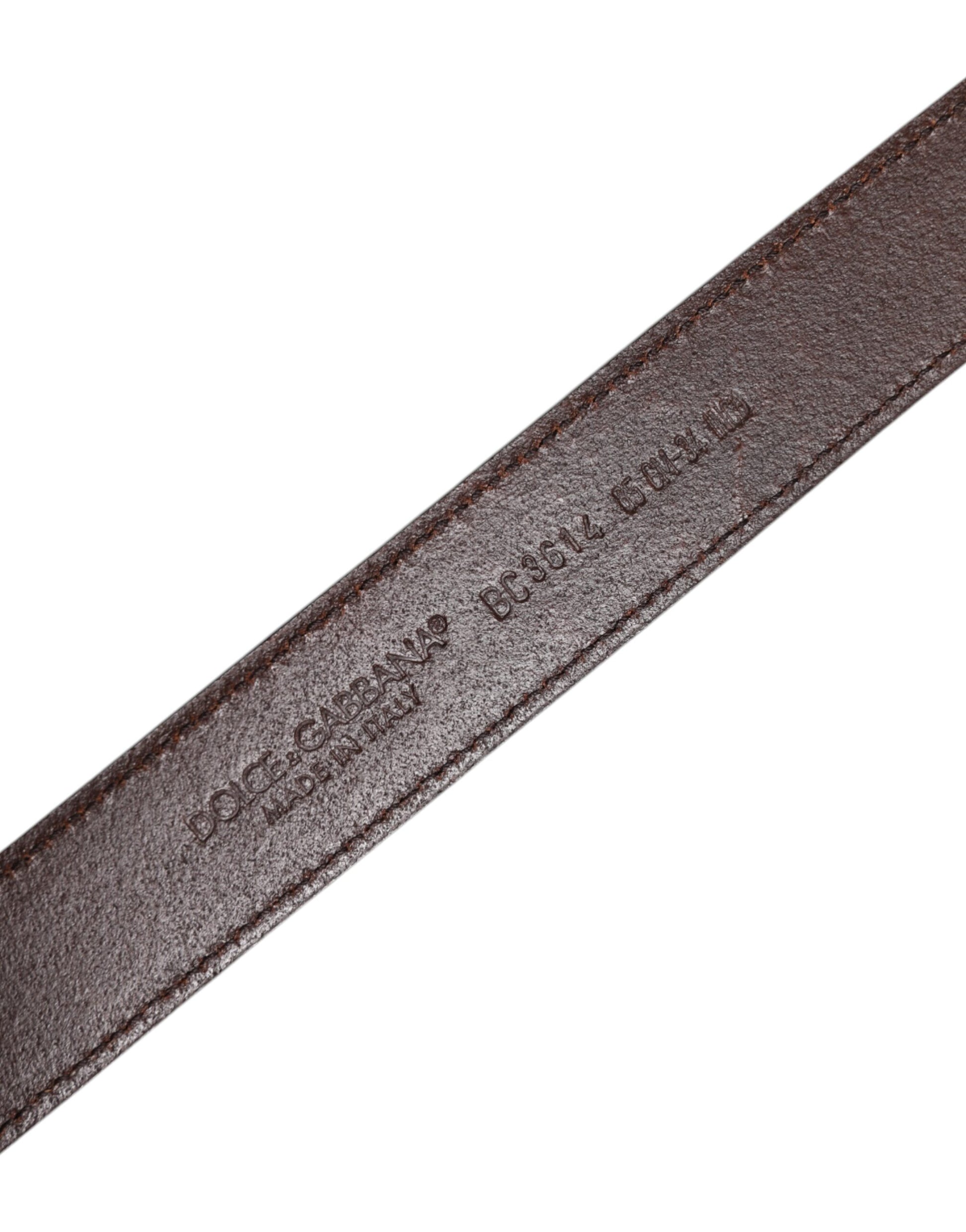 Brauner Ledergürtel mit Metallschnalle