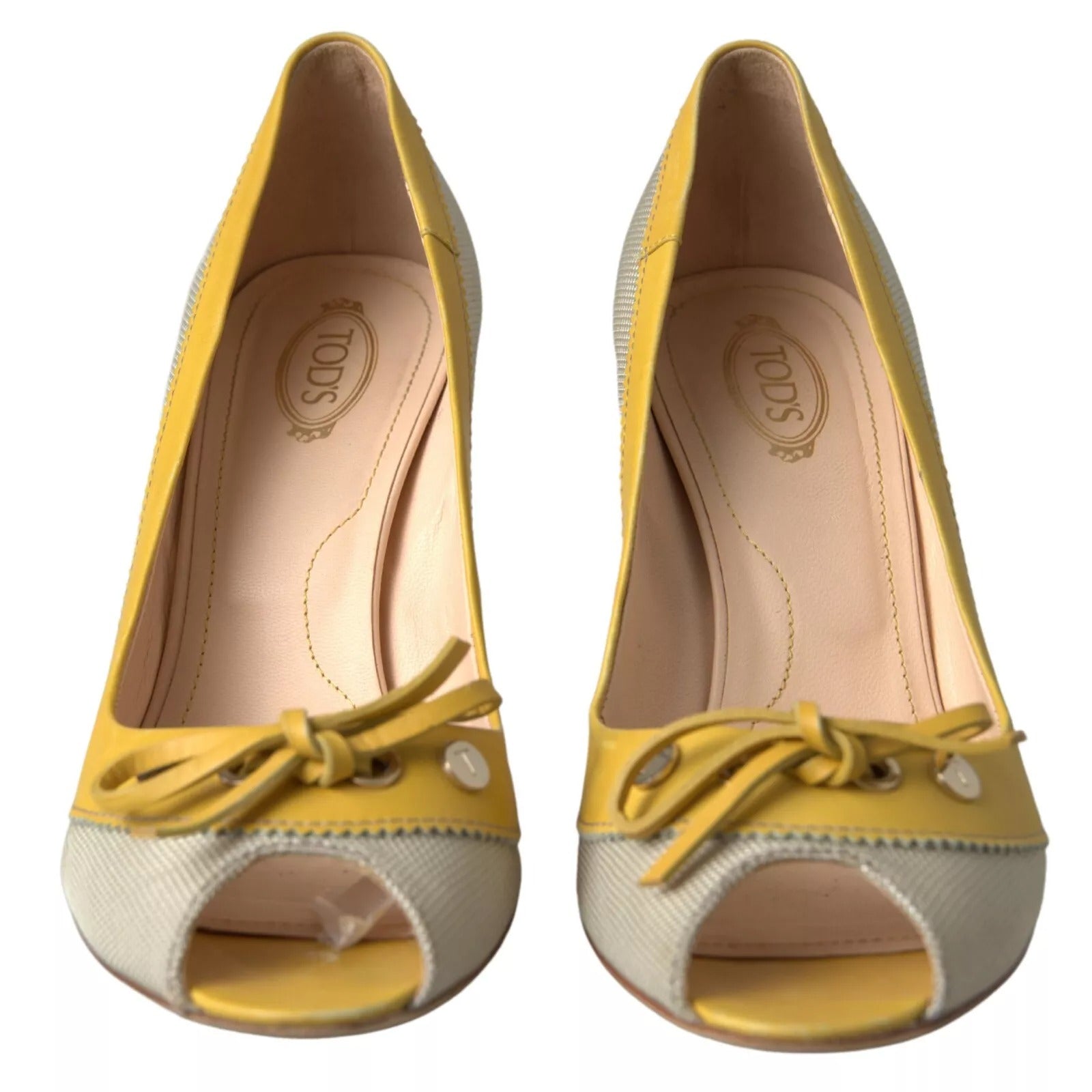 Gelbe, cremefarbene Peep-Toe-Pumps mit Absatz