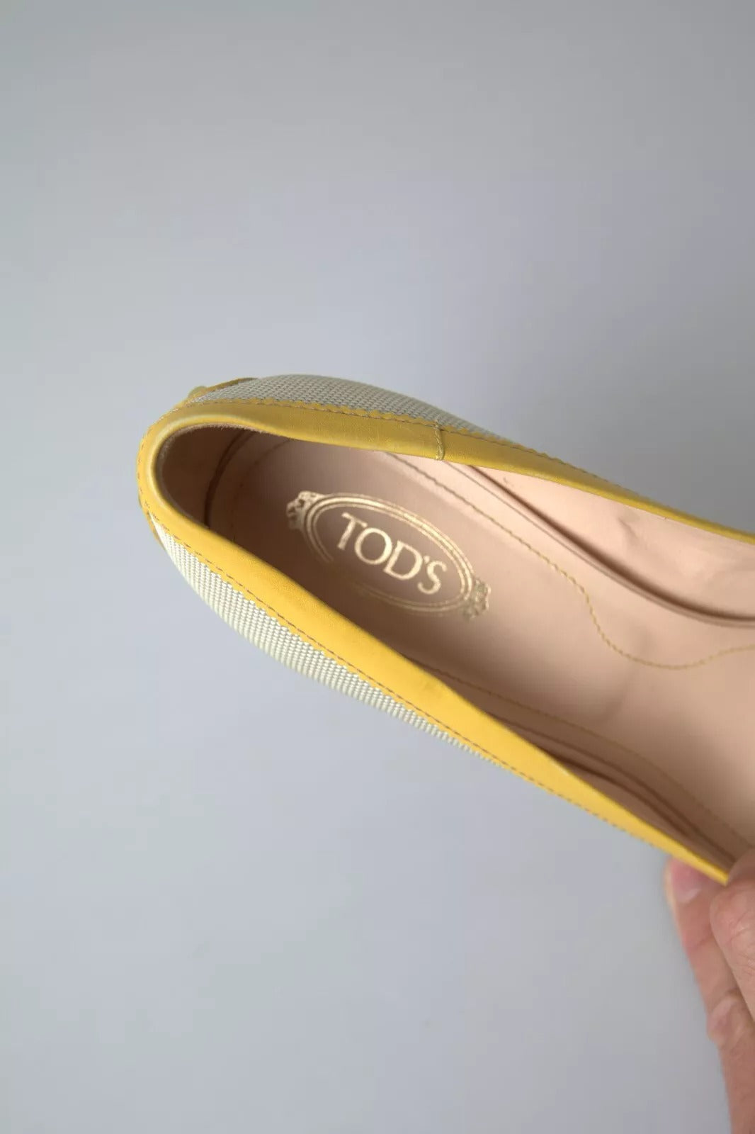 Gelbe, cremefarbene Peep-Toe-Pumps mit Absatz