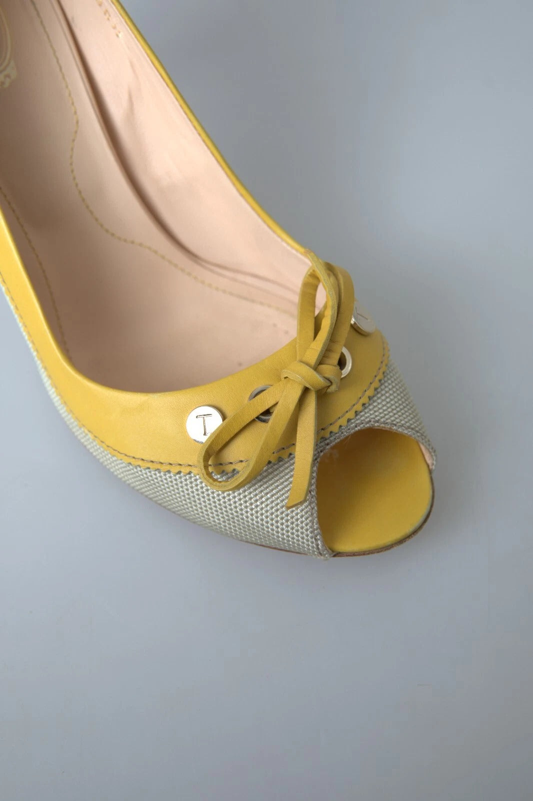 Gelbe, cremefarbene Peep-Toe-Pumps mit Absatz