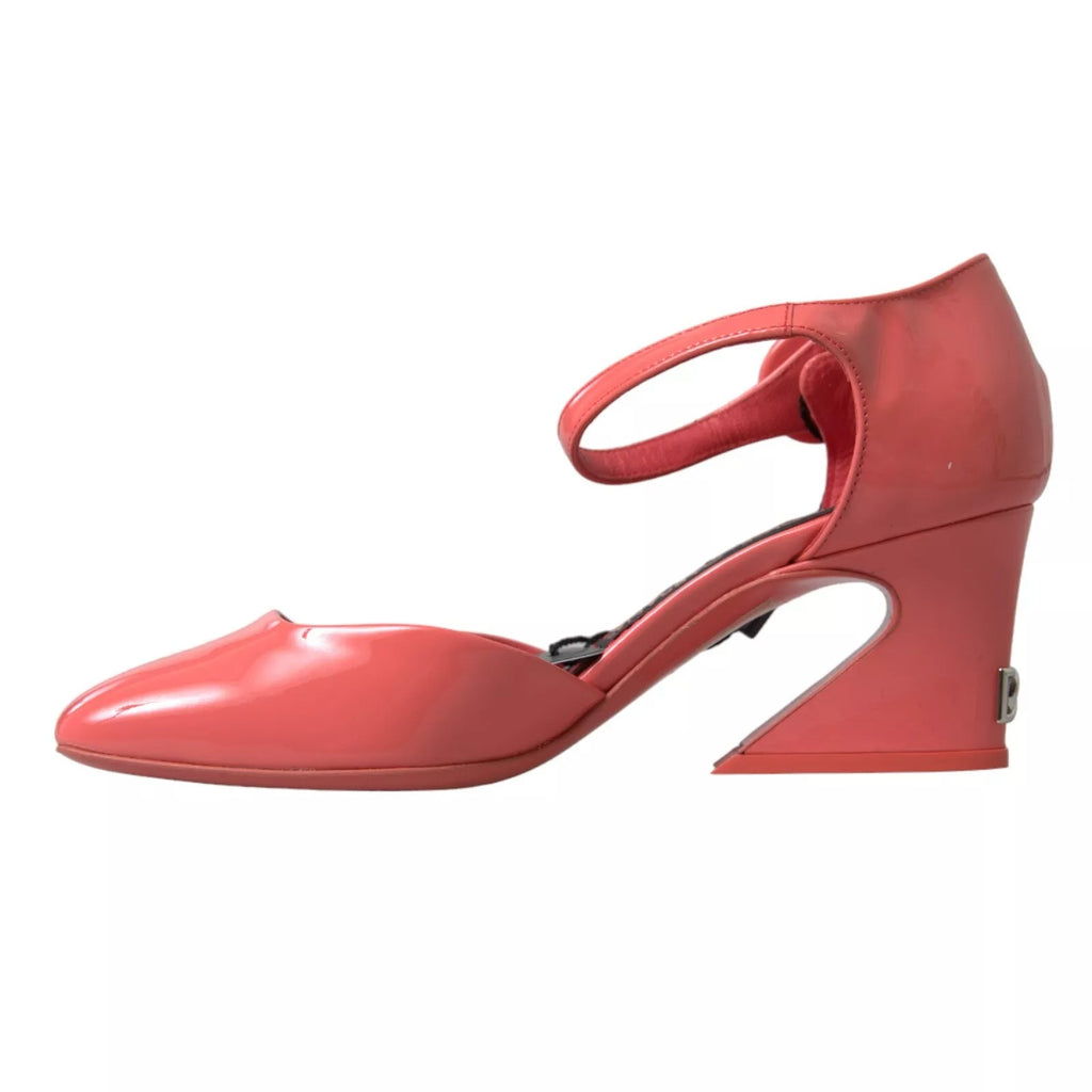 Pfirsichfarbene Leder-Sandalen mit Knöchelriemen