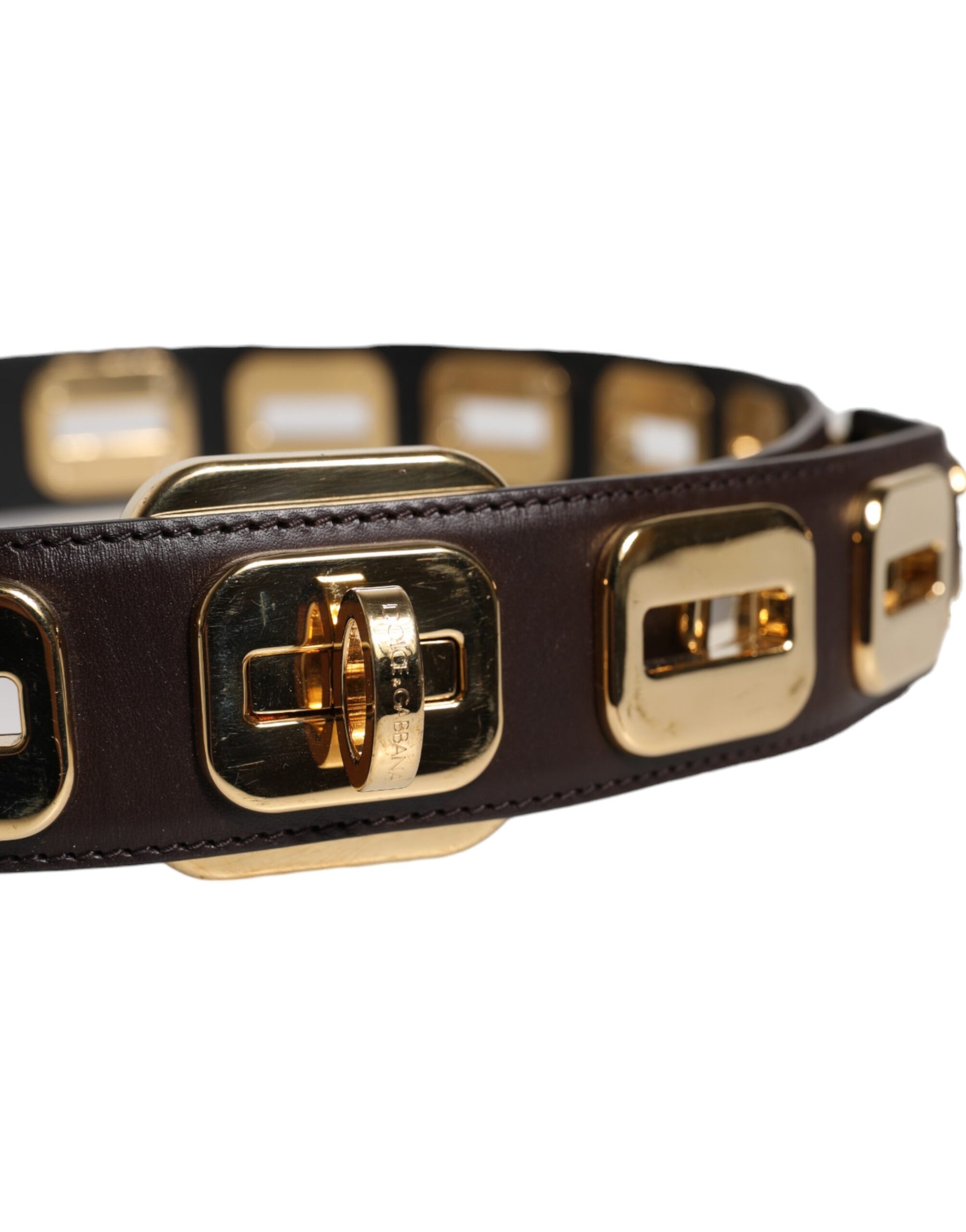 Dunkelbrauner Ledergürtel mit goldener Drehschnalle