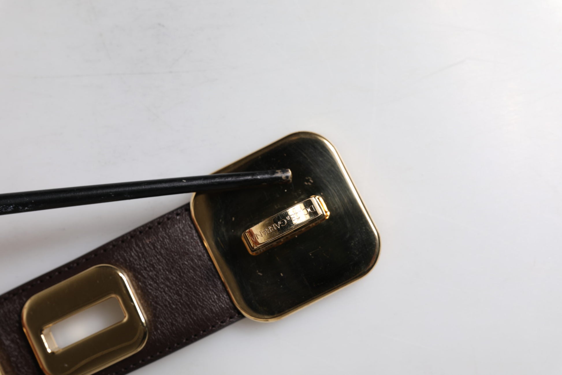 Dunkelbrauner Ledergürtel mit goldener Drehschnalle