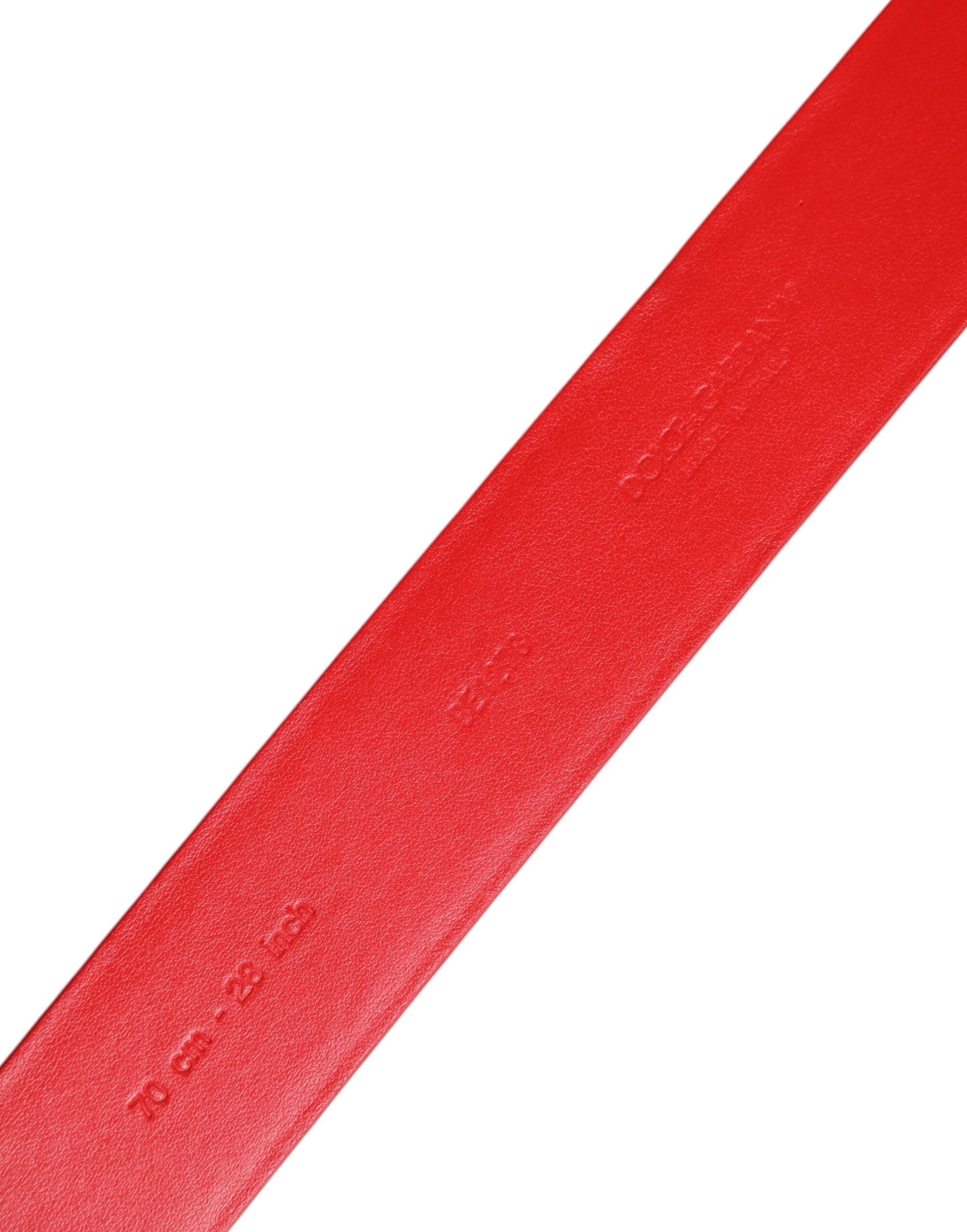 Roter Gürtel aus Kalbsleder mit verzierter Metallschnalle