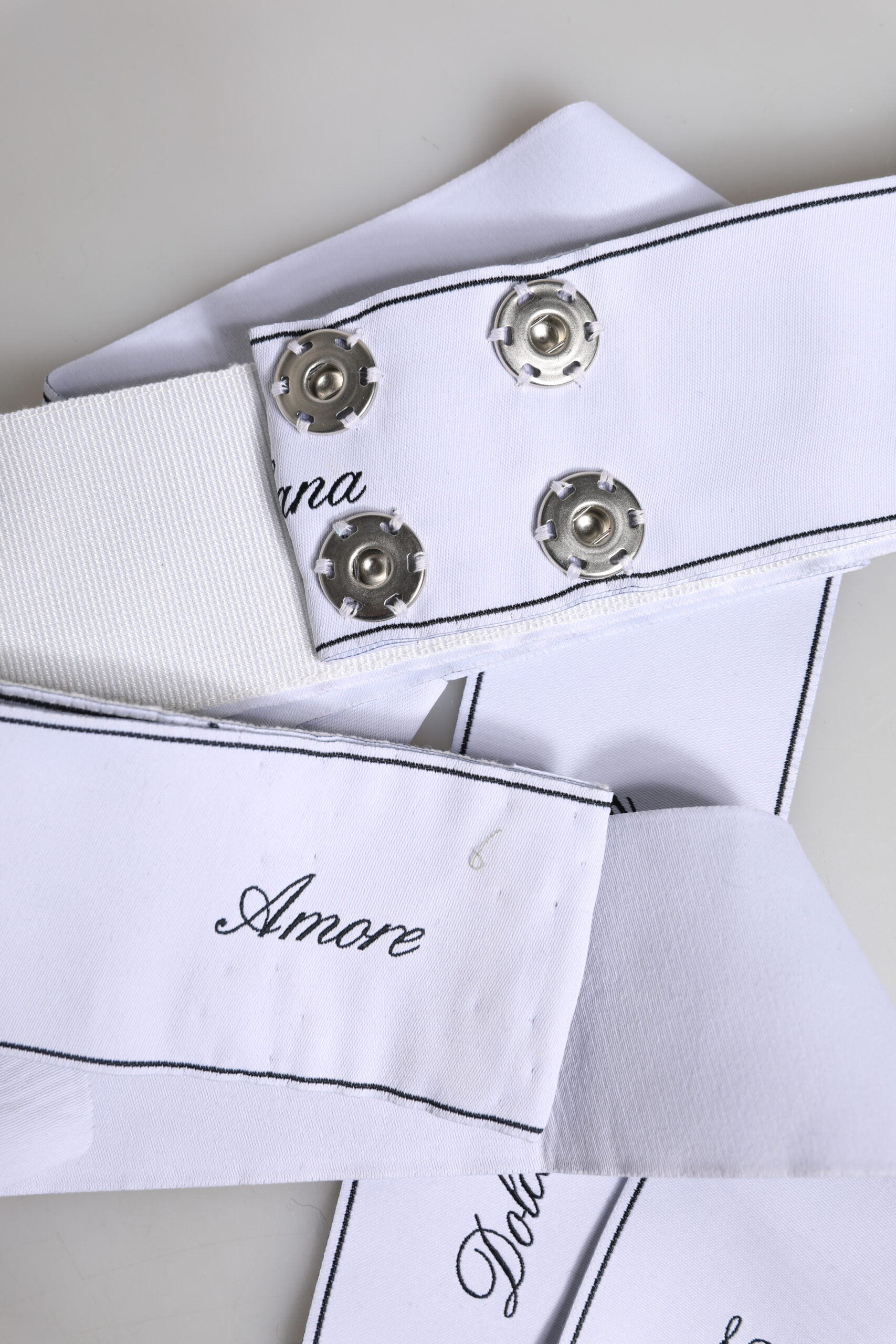 Weißer Taillengürtel mit breiter Schleife und Logo