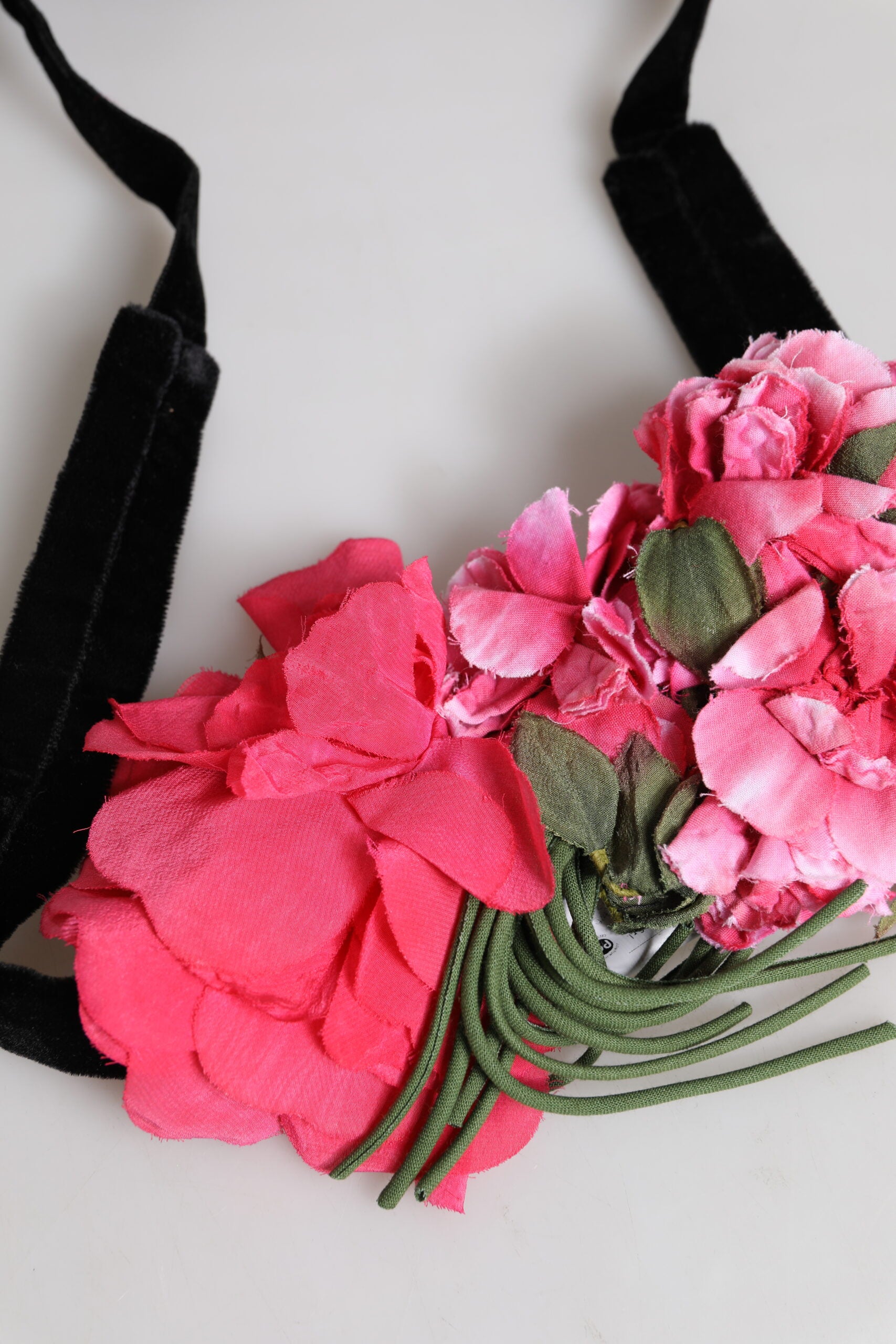 Mehrfarbiger Bindegürtel mit Blumenapplikation