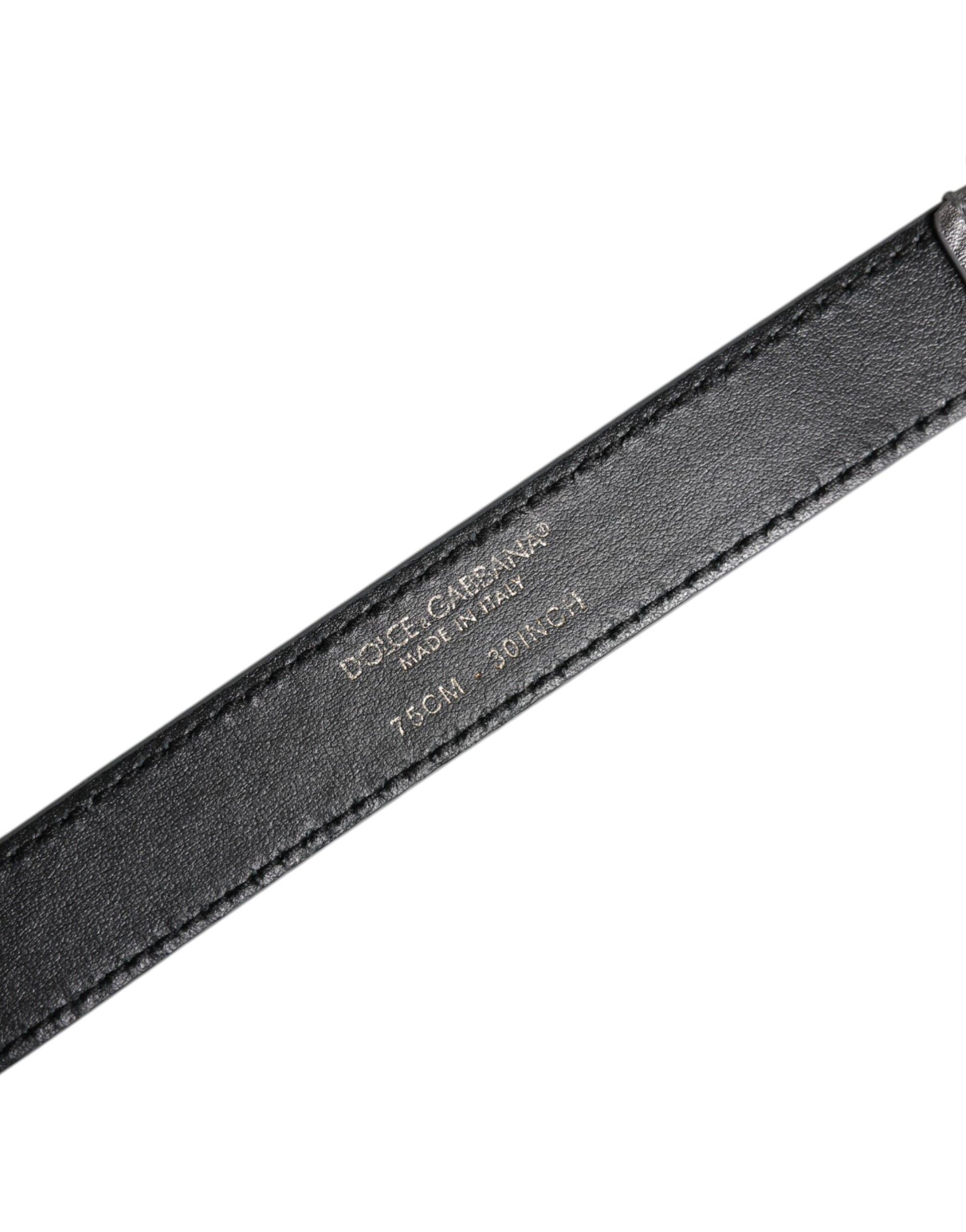 Silberner Taillengürtel aus Metall mit eingraviertem Logo