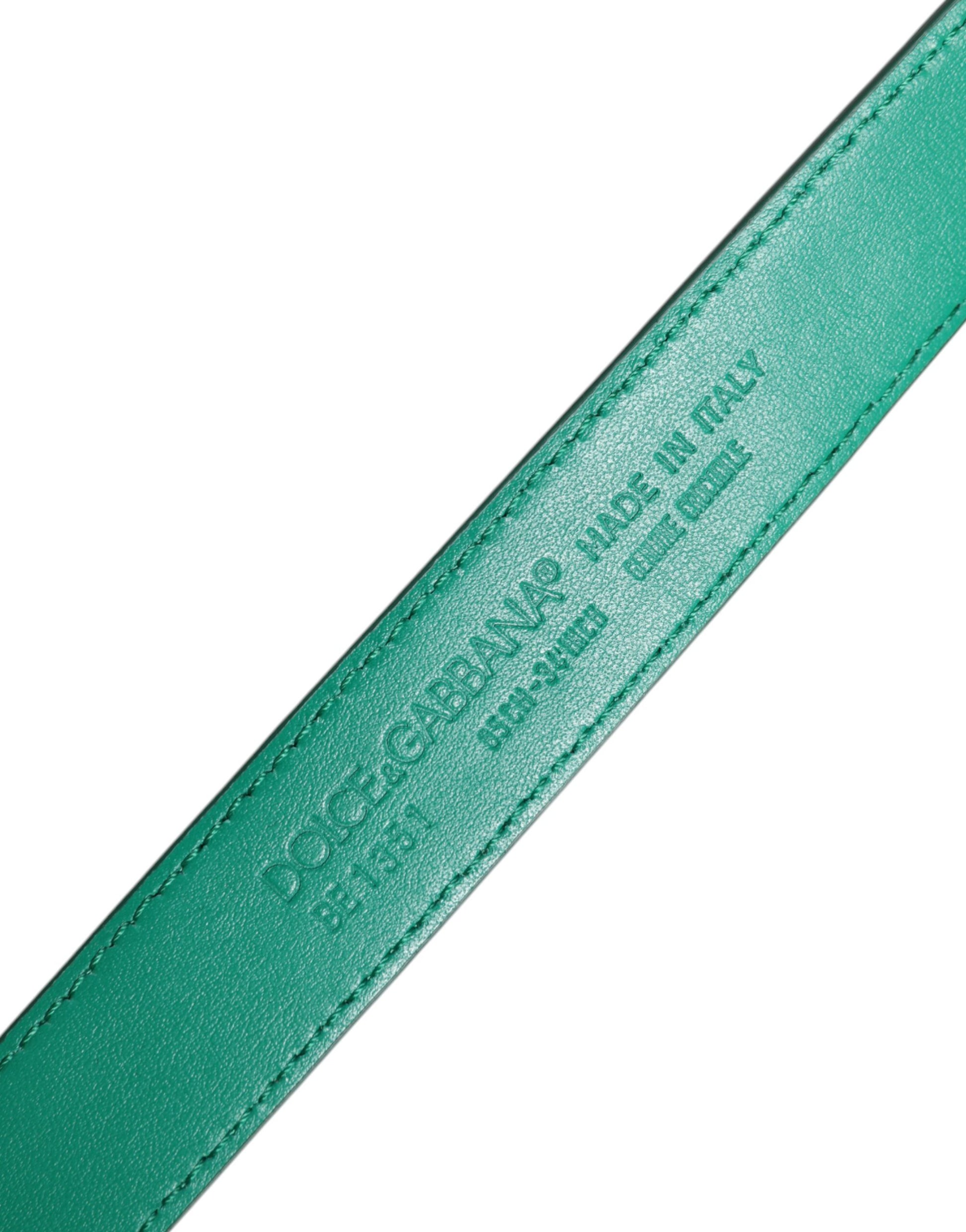 Grüner Ledergürtel mit Metallschnalle und Logo