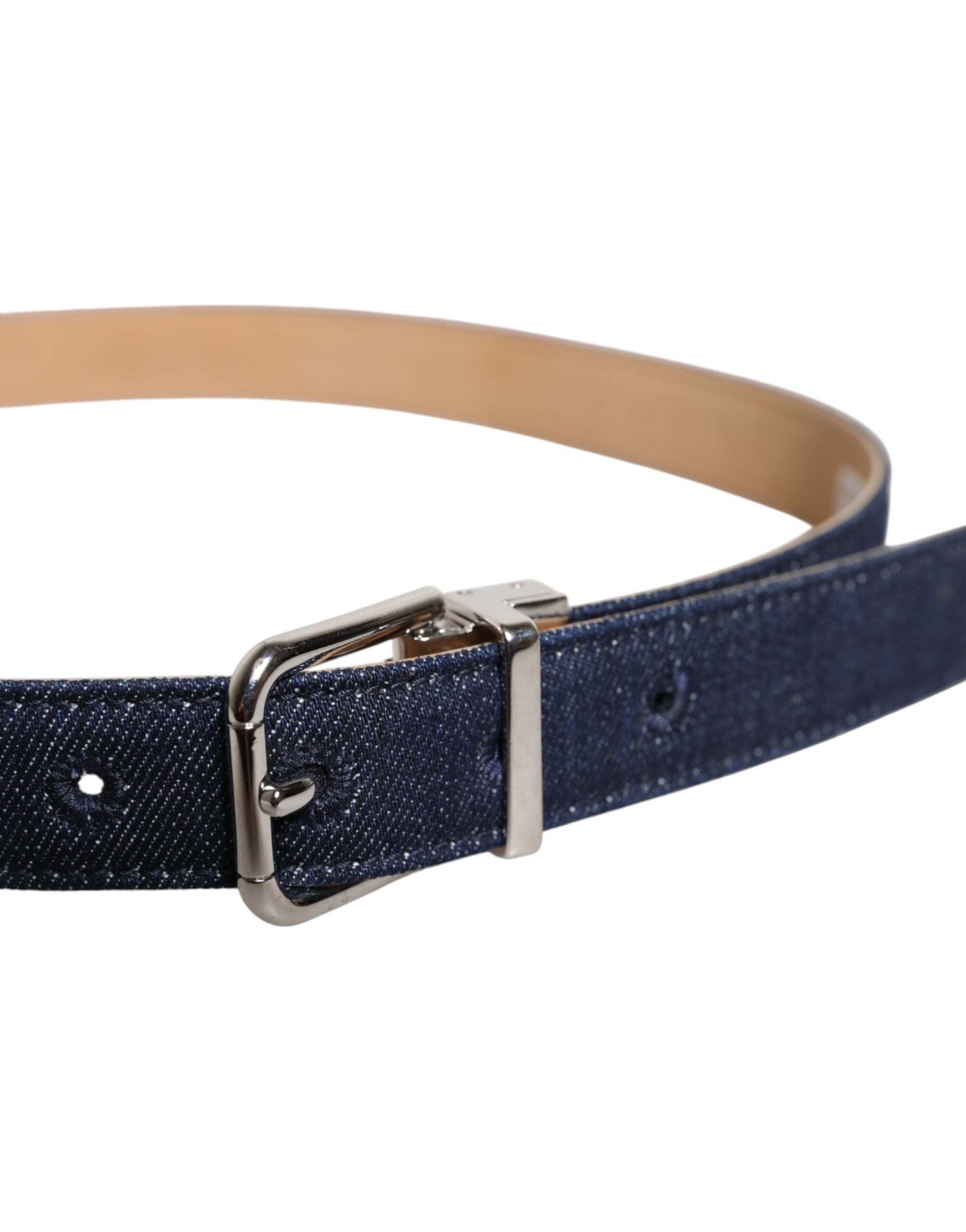 Blauer Jeansgürtel mit silberner Metallschnalle und Logo