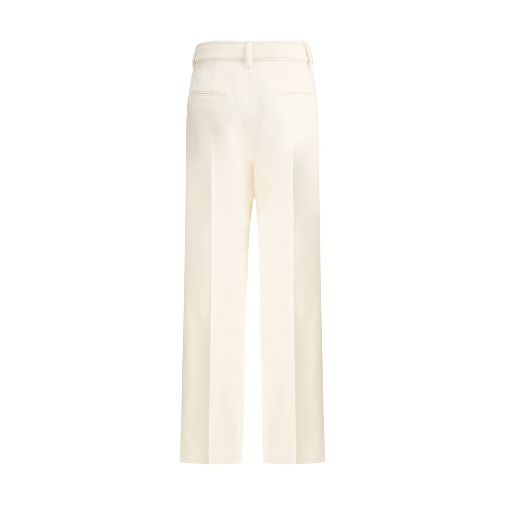 Norman Hose mit weitem Bein